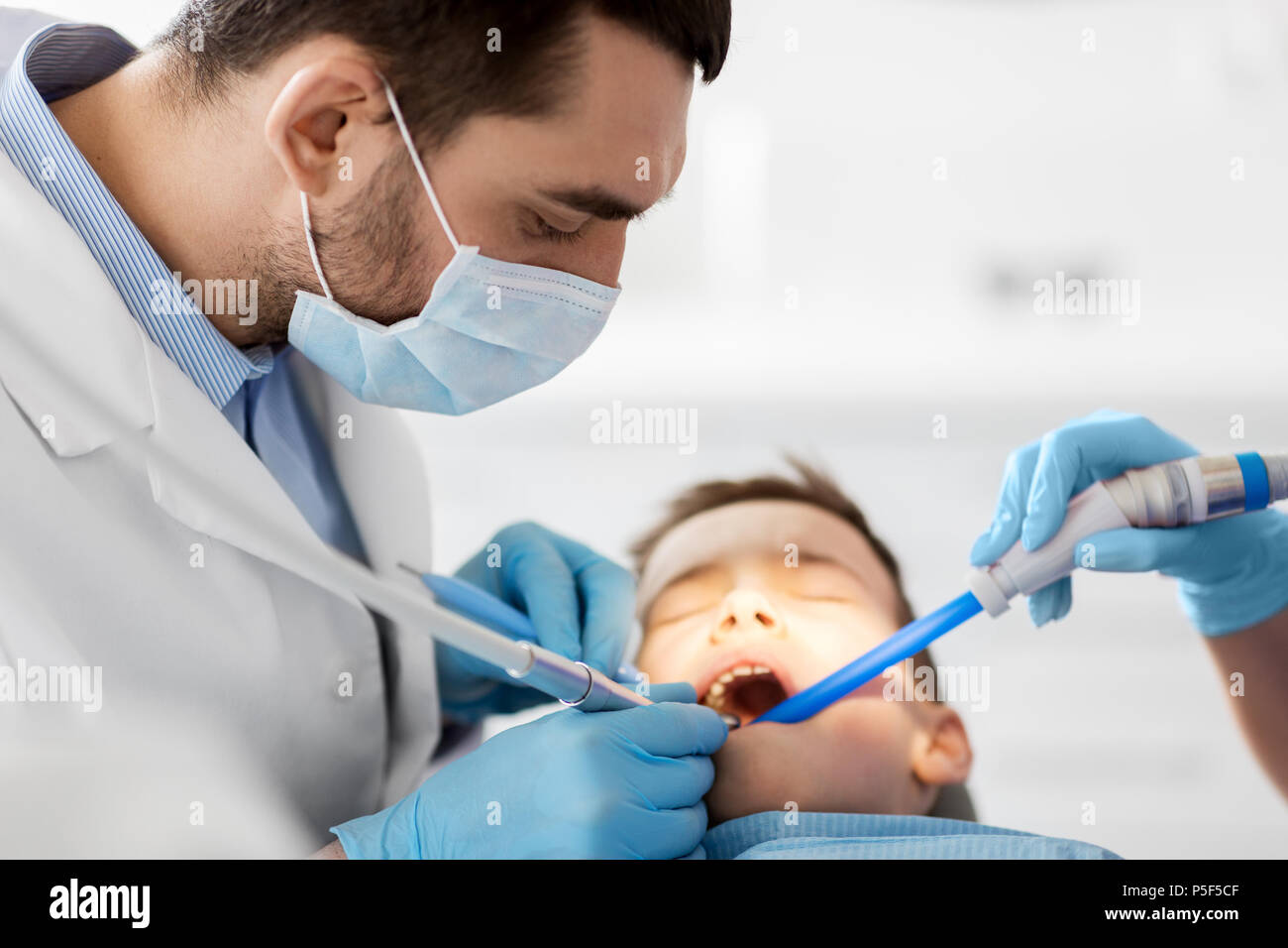 Zahnarzt In Der Nähe Jetzt Geöffnet Drilling teeth -Fotos und -Bildmaterial in hoher Auflösung – Alamy