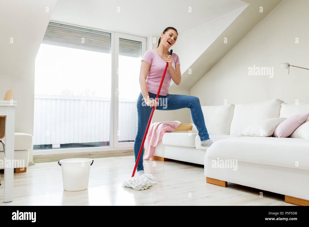 Frau oder Hausfrau mit Mop Reinigung Boden zu Hause Stockfoto