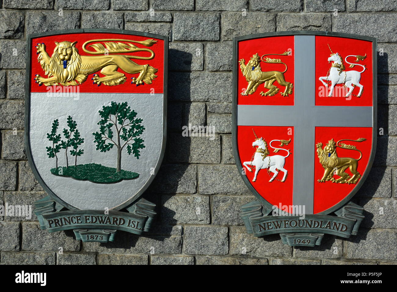 Wappen für die kanadischen Provinzen von PEI und Neufundland in Victoria BC. Stockfoto