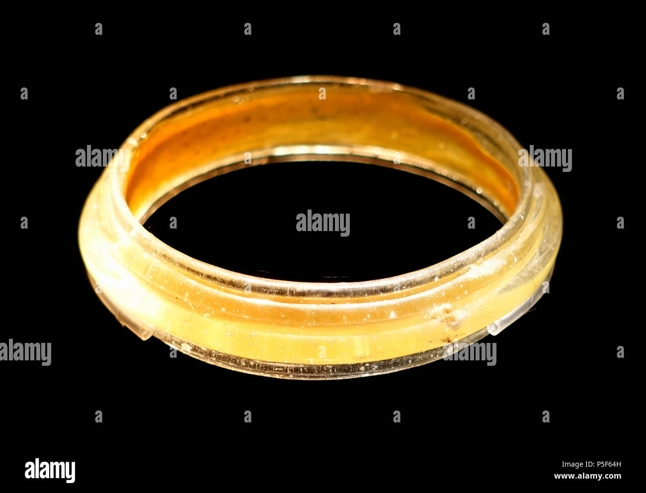 122 Arm ring, Trochtelfingen, Kreis Reutlingen, C. 200 v. Chr., gelb Glas - Landesmuseum Württemberg - Stuttgart, Deutschland - DSC 02822 Stockfoto