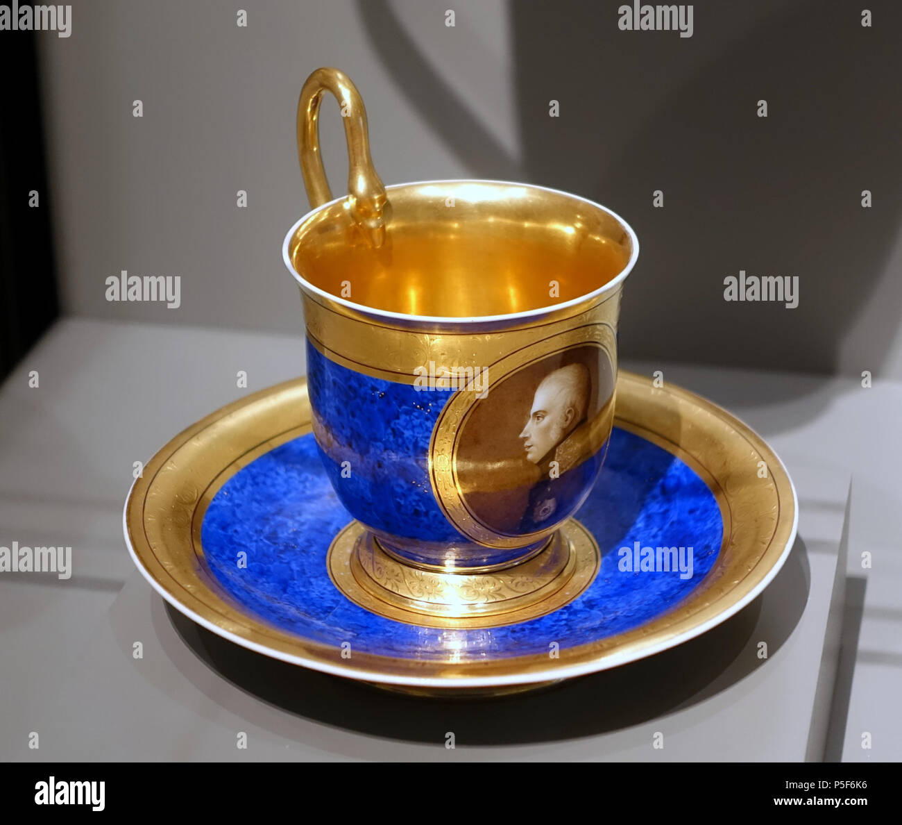 N/A. Englisch: Ausstellung im Wadsworth Atheneum, Hartford, Connecticut, USA. Diese Arbeit ist alt genug, so dass es im. 21 Januar 2016, 13:58:02. Daderot 394 Tasse und Untertasse, Berlin Porzellanmanufaktur, C. 1800-1813, hartporzellan - Wadsworth Atheneum, Hartford, CT-DSC-05513 Stockfoto