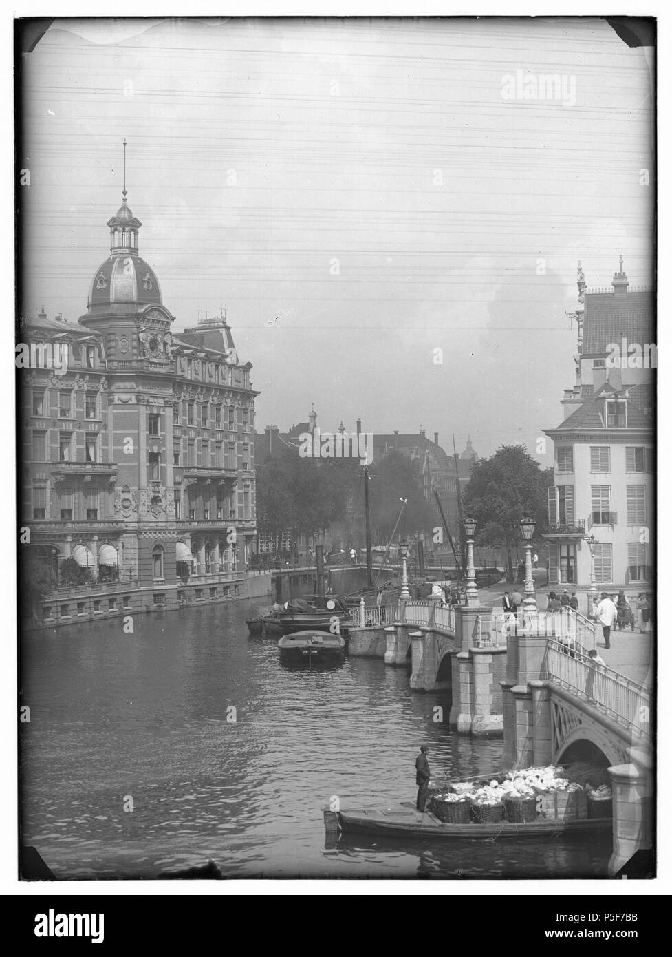 N/A. Deutsch: Beschreibung Binnen Amstel Kloveniersburgwal Gezien naar de Brug 222 tussen Nieuwe Doelenstraat (links) en Staalstraat (rechts). Links: achterzijde Doelen Hotel'', Nieuwe Doelenstraat 24. Documenttype foto Vervaardiger Olie'', Jacob (1834-1905) Collectie Collectie Jakob Olie Jbz. 1890 Datering Geografische naam Binnen Amstel Inventarissen Http://stadsarchief.amsterdam.nl/archief/10019 Afbeeldingsbestand 010019000038 erzeugt mit Dememorixer. 1890. Jakob Olie (1834-1905) Alternative Namen Jakob Olie Jbz. Jakob Olie Jbzn. Beschreibung der niederländische Fotograf Datum der Stockfoto