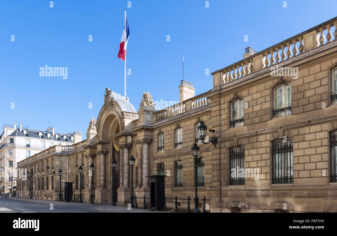 Blick auf Eingang Tor der Elysee Palace von der Rue du Faubourg Saint-Honoré. Elysee Palace - offizielle Residenz des Präsidenten der Französischen Republik. Stockfoto