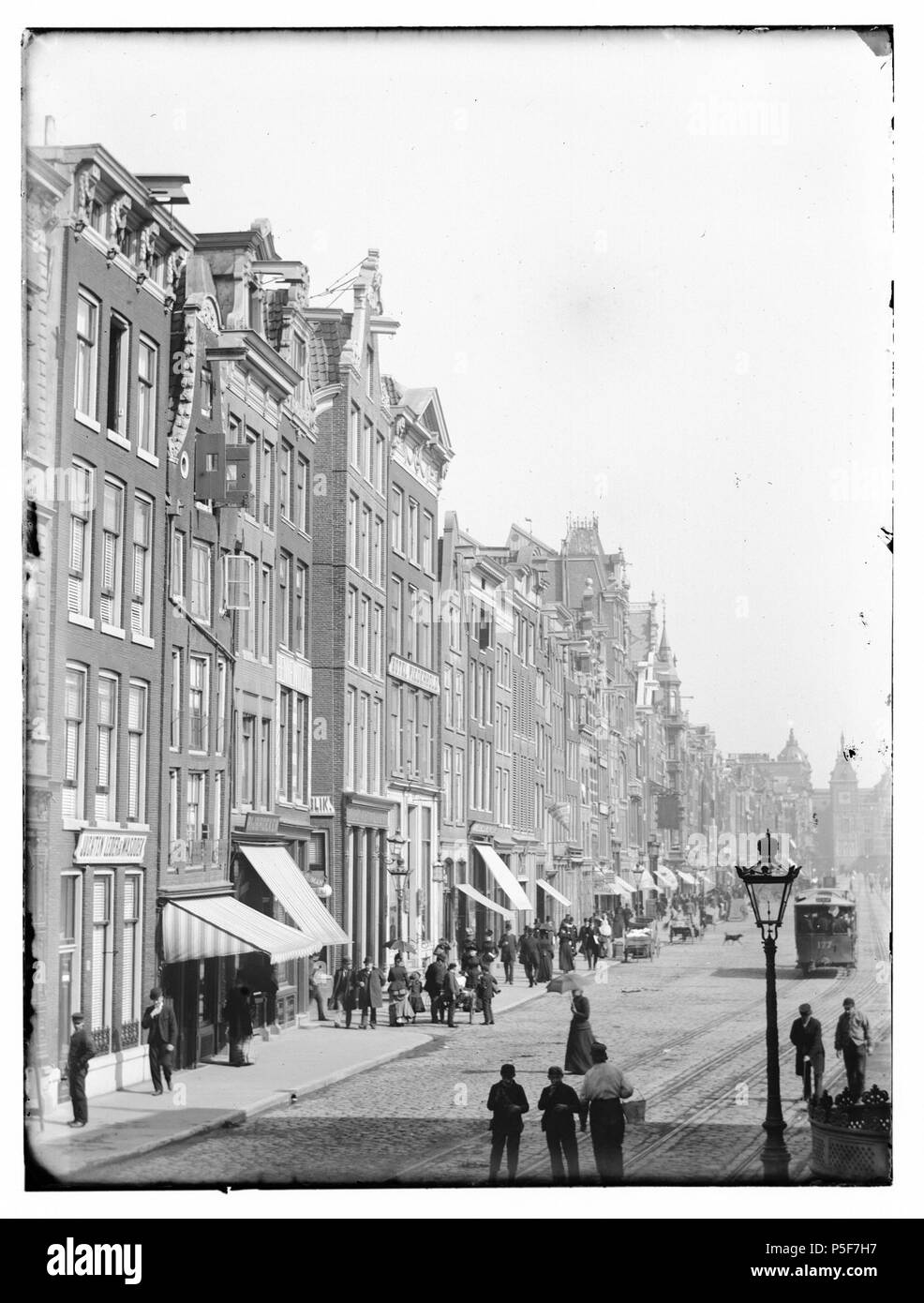 N/A. Deutsch: Beschreibung Damrak 1 t/m 88 (v. r. n. l.) Gezien naar Centraal Station. Links ist ingang Zoutsteeg. Documenttype foto Vervaardiger Olie'', Jacob (1834-1905) Collectie Collectie Jakob Olie Jbz. 1891 Datering Geografische naam Damrak Inventarissen Http://stadsarchief.amsterdam.nl/archief/10019 Afbeeldingsbestand 010019000346 erzeugt mit Dememorixer. 1891. Jakob Olie (1834-1905) Alternative Namen Jakob Olie Jbz. Jakob Olie Jbzn. Beschreibung der niederländische Fotograf Geburtsdatum / Tod 19. Oktober 1834 25. April 1905 Ort der Geburt / Todes Amsterdam Amsterdam Arbeit peri Stockfoto
