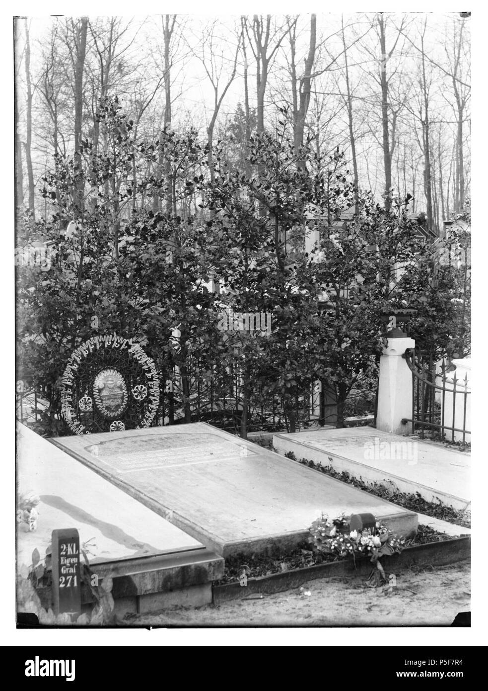 N/A. Deutsch: Beschreibung Amsteldijk 273 Begraafplaats' Zorgvlied' Documenttype foto Vervaardiger Olie'', Jacob (1834-1905) Collectie Collectie Jakob Olie Jbz. 1893 Datering Geografische naam Amsteldijk Inventarissen Http://stadsarchief.amsterdam.nl/archief/10019 Afbeeldingsbestand 010019000438 erzeugt mit Dememorixer. 1893. Jakob Olie (1834-1905) Alternative Namen Jakob Olie Jbz. Jakob Olie Jbzn. Beschreibung der niederländische Fotograf Geburtsdatum / Tod 19. Oktober 1834 25. April 1905 Ort der Geburt / Todes Amsterdam Amsterdam arbeiten Zeitraum 1847-1905 Arbeit Standort Amsterdam ( Stockfoto