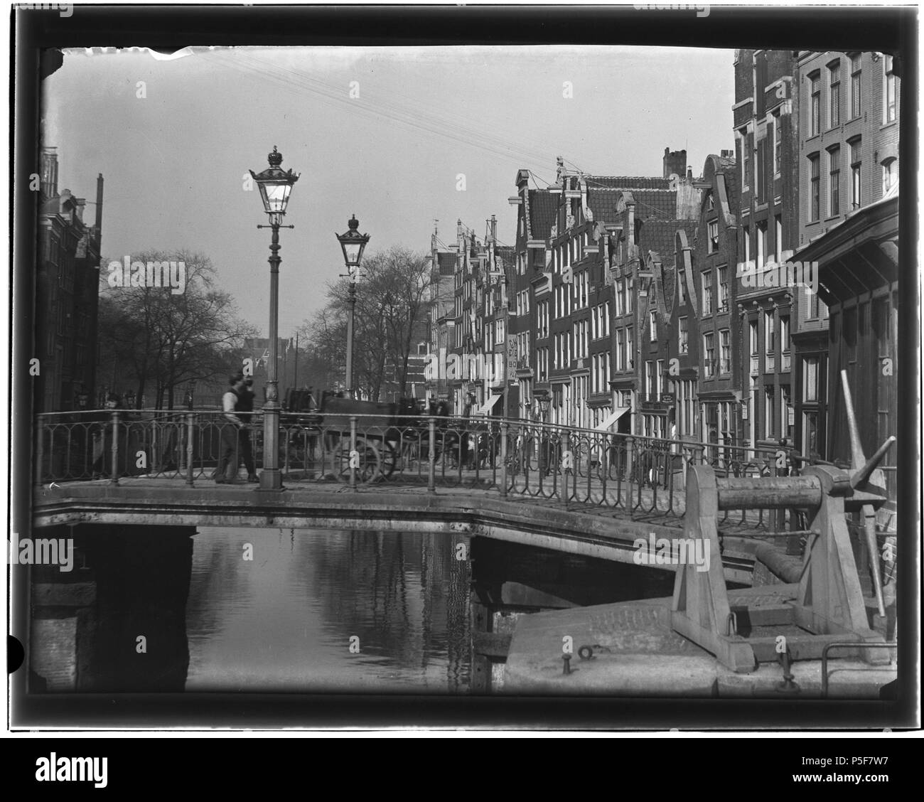 N/A. Deutsch: Beschreibung der Brouwersgracht 2-4-6-Enz. (V. r. n. l.) Gezien in Richting oostelijke from Singel met Brug nr. 15. Documenttype foto Vervaardiger Olie'', Jacob (1834-1905) Collectie Collectie Jakob Olie Jbz. 1893 Datering Geografische naam Brouwersgracht Inventarissen Http://stadsarchief.amsterdam.nl/archief/10019 Afbeeldingsbestand10019A 000586 mit Dememorixer generiert. 1893. Jakob Olie (1834-1905) Alternative Namen Jakob Olie Jbz. Jakob Olie Jbzn. Beschreibung der niederländische Fotograf Geburtsdatum / Tod 19. Oktober 1834 25. April 1905 Ort der Geburt / Todes Amsterdam Stockfoto