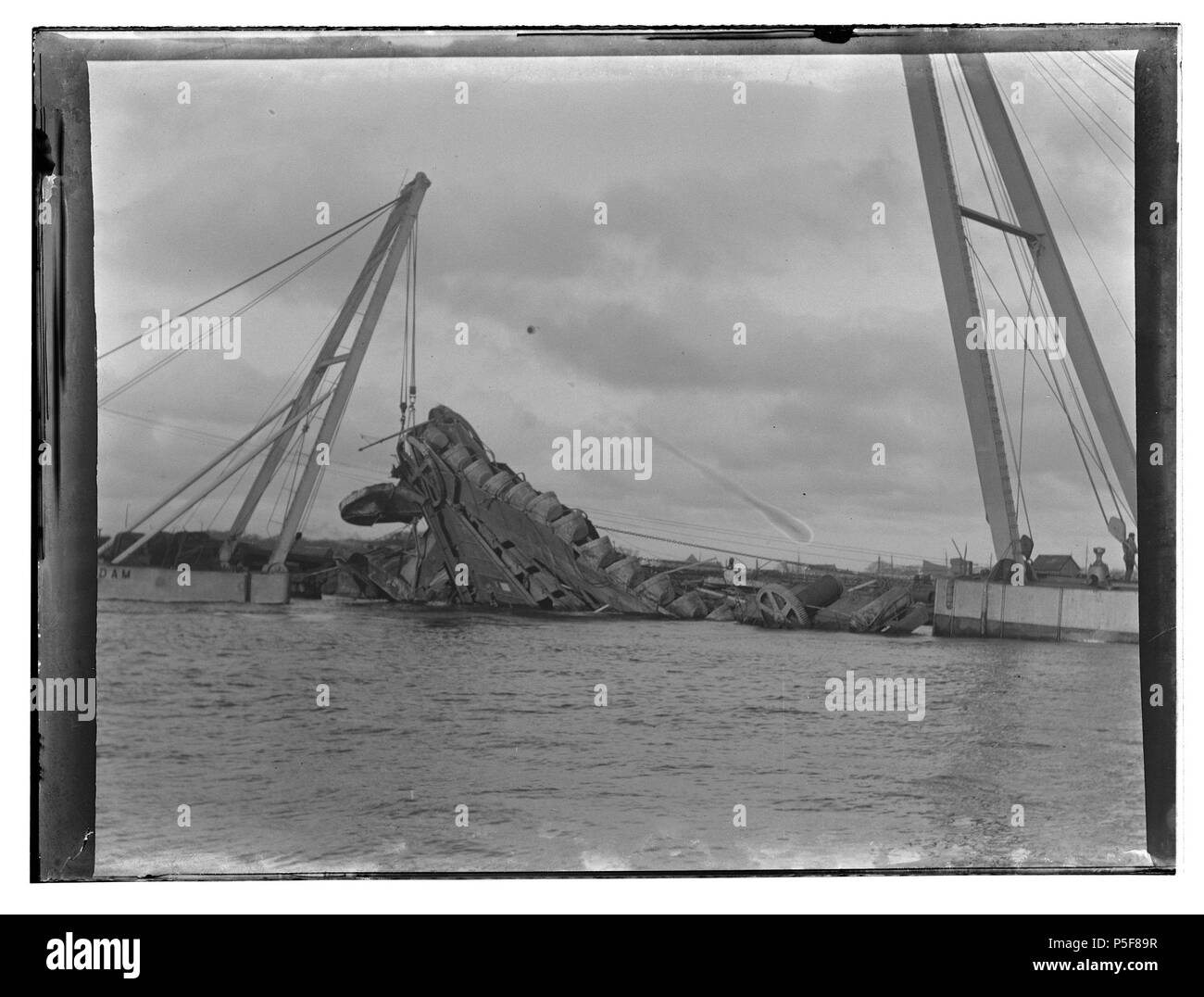 N/A. Deutsch: Beschreibung Afgesloten IJ Baggermolen bin ontevideo' ist gekapseisd bij het terrein van de Amsterdamse Droogdok Maatschappij (ADM). Documenttype foto Vervaardiger Olie, Jacob (1834-1905) Collectie Collectie Jakob Olie Jbz. Februar 1902 Datering Geografische naam IJ Inventarissen Http://stadsarchief.amsterdam.nl/archief/10019 Afbeeldingsbestand 010019001427 erzeugt mit Dememorixer. Februar 1902. Jakob Olie (1834-1905) Alternative Namen Jakob Olie Jbz. Jakob Olie Jbzn. Beschreibung der niederländische Fotograf Geburtsdatum / Tod 19. Oktober 1834 25. April 1905 Ort o Stockfoto