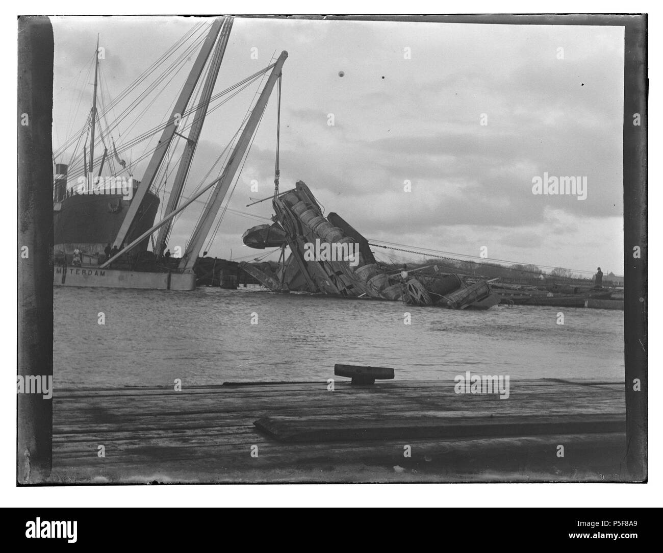 N/A. Deutsch: Beschreibung Afgesloten IJ Baggermolen bin ontevideo' ist gekapseisd bij het terrein van de Amsterdamse Droogdok Maatschappij (ADM). Documenttype foto Vervaardiger Olie, Jacob (1834-1905) Collectie Collectie Jakob Olie Jbz. Februar 1902 Datering Geografische naam IJ Inventarissen Http://stadsarchief.amsterdam.nl/archief/10019 Afbeeldingsbestand 010019001435 erzeugt mit Dememorixer. Februar 1902. Jakob Olie (1834-1905) Alternative Namen Jakob Olie Jbz. Jakob Olie Jbzn. Beschreibung der niederländische Fotograf Geburtsdatum / Tod 19. Oktober 1834 25. April 1905 Ort o Stockfoto