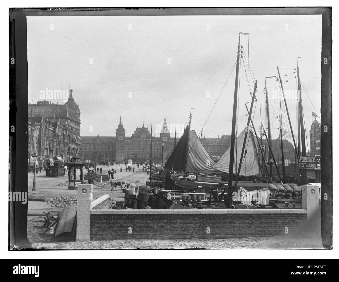 N/A. Deutsch: Beschreibung Damrak 1-12 (v. r. n. l.) Gezien naar Prins Hendrikkade en Centraal Station. Documenttype foto Vervaardiger Olie'', Jacob (1834-1905) Collectie Collectie Jakob Olie Jbz. September 1903 Datering Geografische naam Damrak Inventarissen Http://stadsarchief.amsterdam.nl/archief/10019 Afbeeldingsbestand 010019001570 erzeugt mit Dememorixer. September 1903. Jakob Olie (1834-1905) Alternative Namen Jakob Olie Jbz. Jakob Olie Jbzn. Beschreibung der niederländische Fotograf Geburtsdatum / Tod 19. Oktober 1834 25. April 1905 Ort der Geburt / Todes Amsterdam Amsterdam Stockfoto