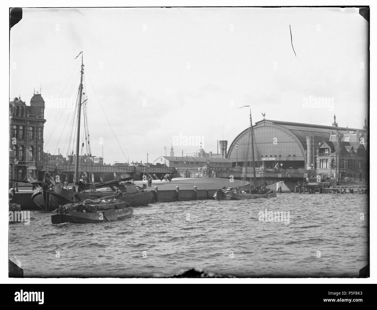 N/A. Deutsch: Beschreibung Afgesloten IJ Gezien naar de Ruijterkade'', overkapping Oostertoegang en Centraal Station. Documenttype foto Vervaardiger Olie'', Jacob (1834-1905) Collectie Collectie Jakob Olie Jbz. Geografische naam IJ Inventarissen Http://stadsarchief.amsterdam.nl/archief/10019 Afbeeldingsbestand 010019000040 erzeugt mit Dememorixer. ving Afgesloten IJ Gezien naar de Ruijterkade'', overkapping Oostertoegang en Centraal Station. Documenttype foto Vervaardiger Olie'', Jacob (1834-1905) Collectie Collectie Jakob Olie Jbz.. Jakob Olie (1834-1905) Alternative Stockfoto