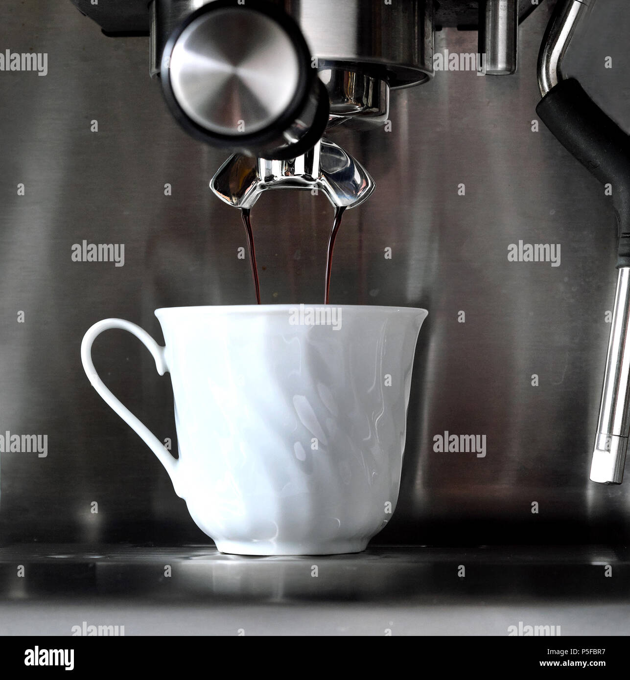 Espressomaschine mit Schale Stockfoto