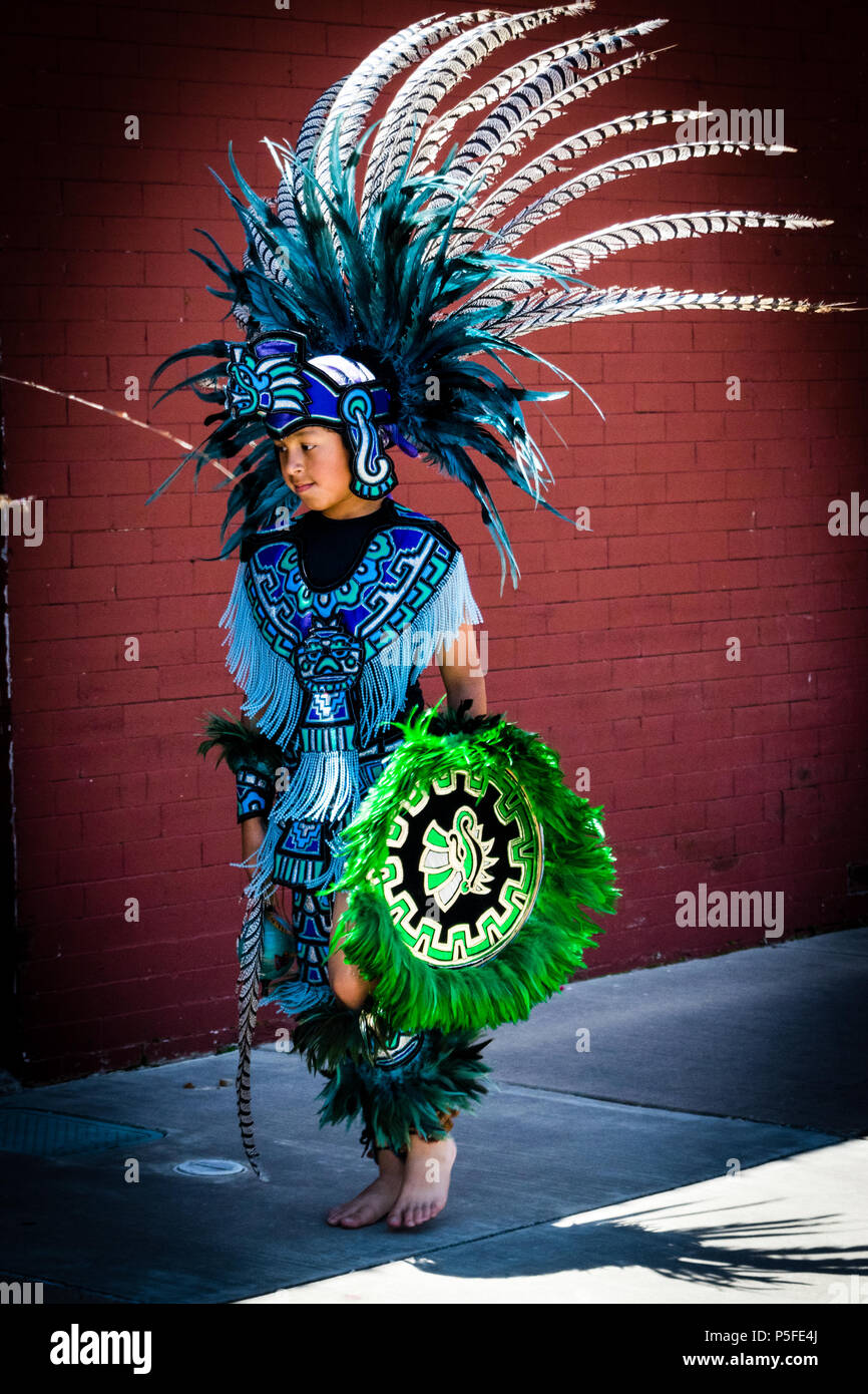 Schwefel, Oklahoma - 26. Mai 2018: barfüssigen Jungen in Aztec Ornat gekleidet mit seinem Native American Dance Troupe an den artesischen Arts Festival durchführen Stockfoto