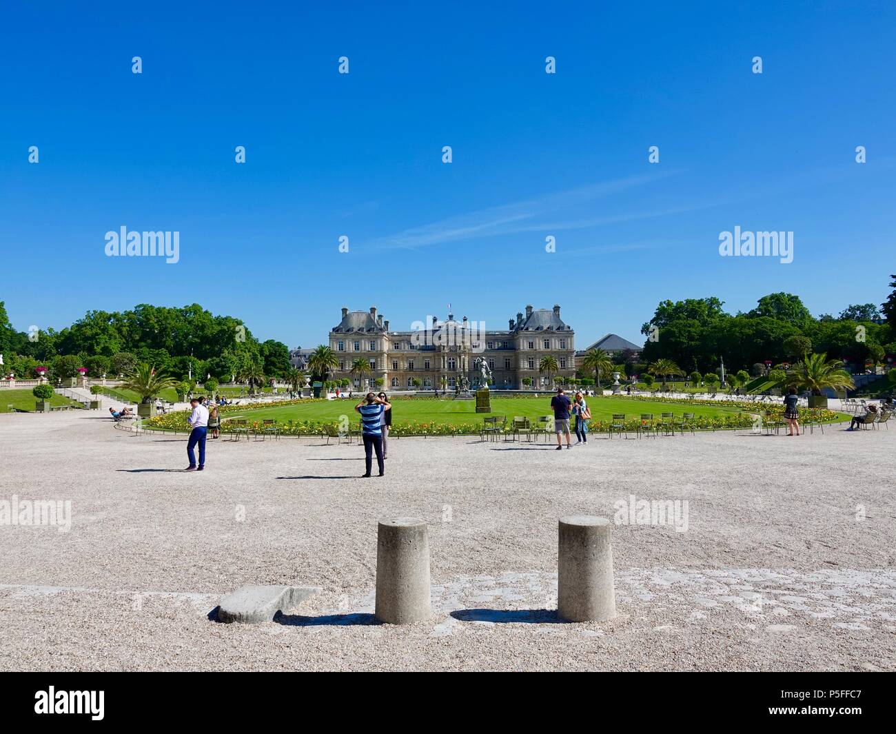 Auf eine ruhige, einsame, Samstag Morgen, Luxemburg Palast aus der Entfernung, einschließlich Touristen Fotos nehmen, Paris, Frankreich. Stockfoto