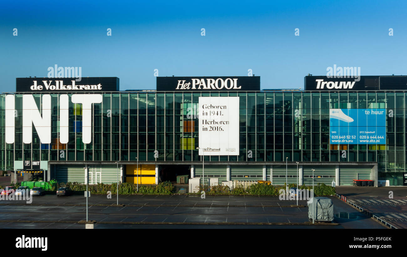 INIT - Redaktion und drücken Sie den Aufbau der nationalen und lokalen Zeitung Volkskrant, Parool und Trouw. Amsterdam, Niederlande Stockfoto