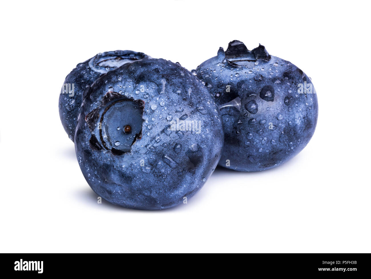 Drei frische Blaubeeren mit Blättern auf weißem Hintergrund Stockfoto