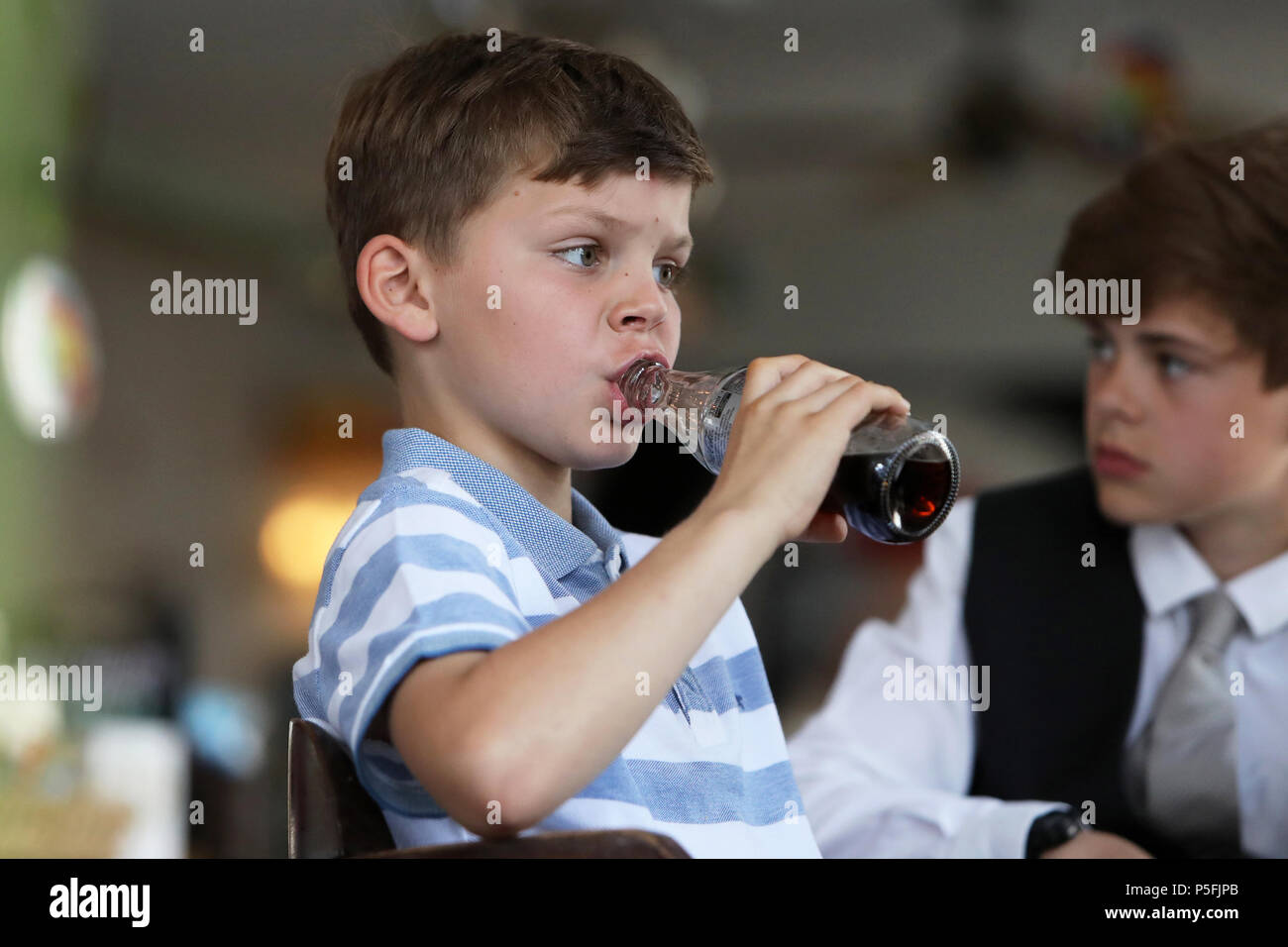 Ein Junge mit einer Flasche ein weiches Mineral Drink Stockfoto