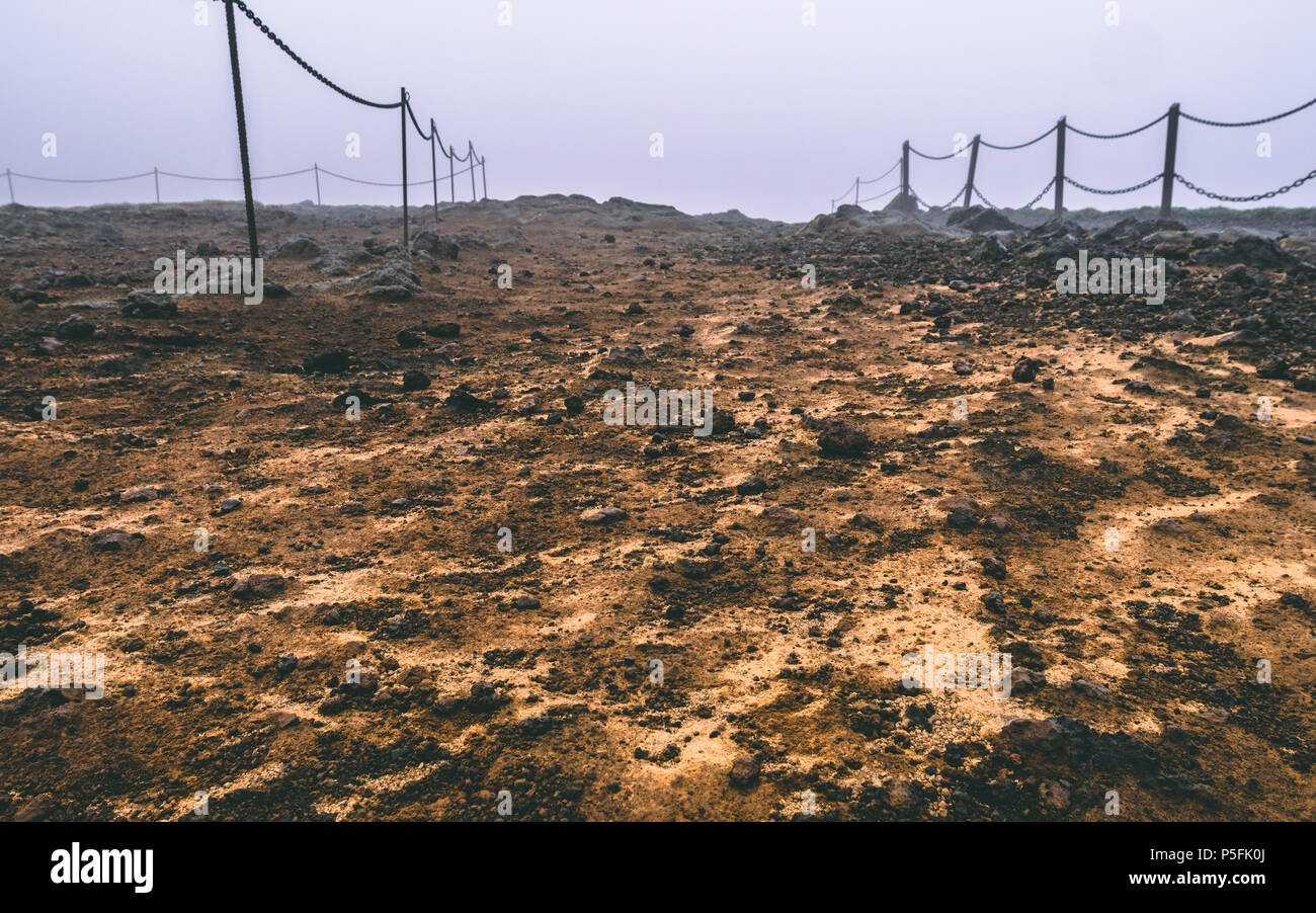 Pfad in Island im Nebel bedeckt. Sieht aus wie Mars neblig Stockfoto