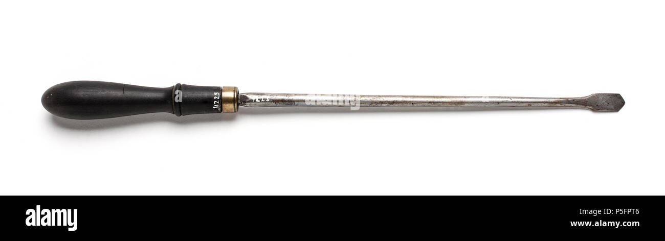 . Hinweis: Zur Dokumentation der ursprünglichen Beschreibung wurde beibehalten. Sachliche Korrekturen und alternative Beschreibungen werden getrennt von der ursprünglichen Beschreibung gefördert. Centrumborr Nyckelord: Föremålsbild, Svarvstål, borr. Svarvstål. Svenska: Rund klinga. Platt borr Med centralsymmetriska, raka eggar på sidorna och sneda framtill, sammanlöpande i de spets. Svarvat ebenholts skaft av Med en vulst. Mässingsring. Von 1650 bis 1675. N/A 286 Centrumborr - Skoklosters slott - 105905 Stockfoto