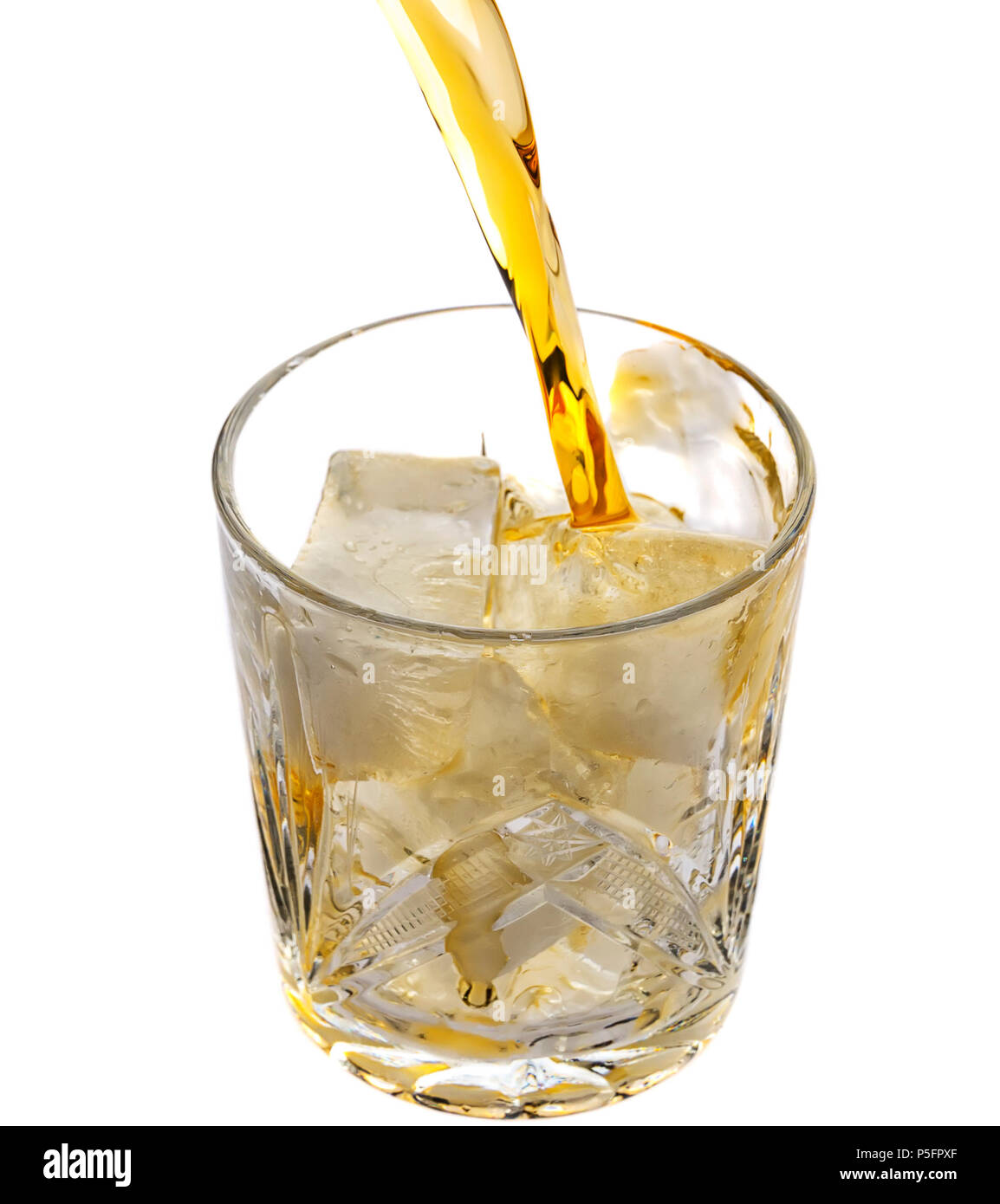 Gießen Whisky in ein leeres Glas mit Eis. Top View Stockfoto