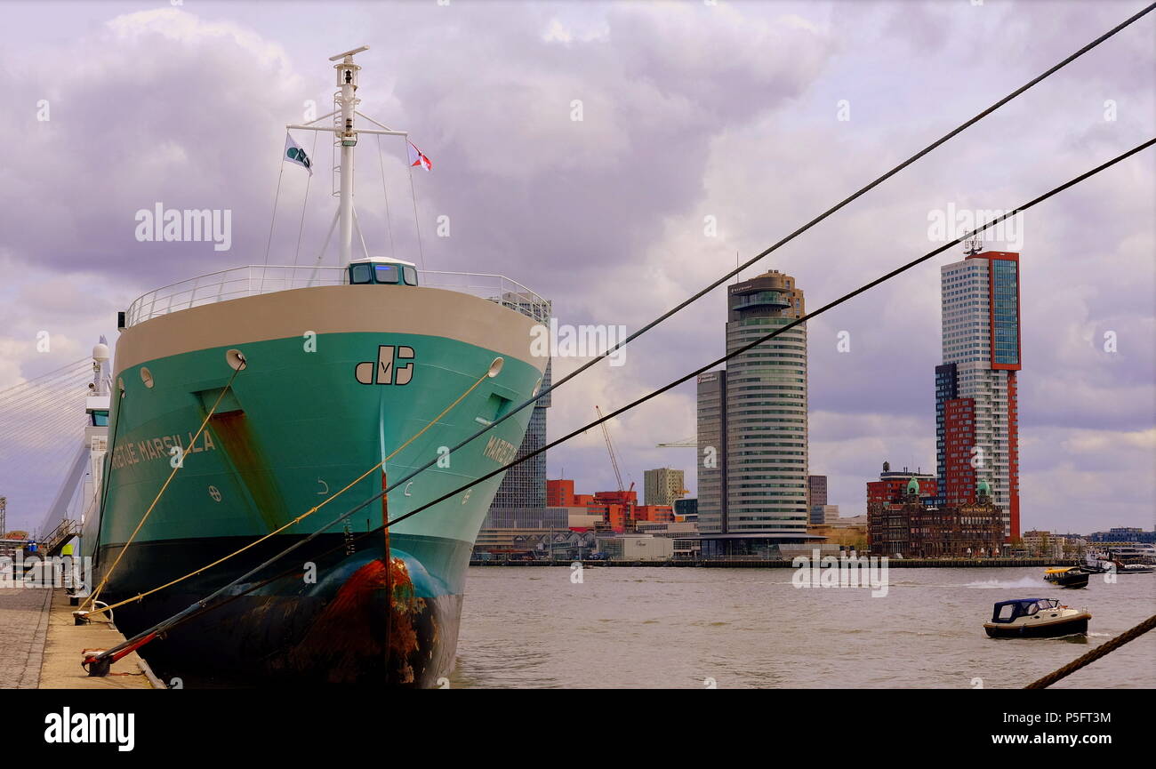 Rotterdamer Hafen und ein Handelsschiff Stockfoto