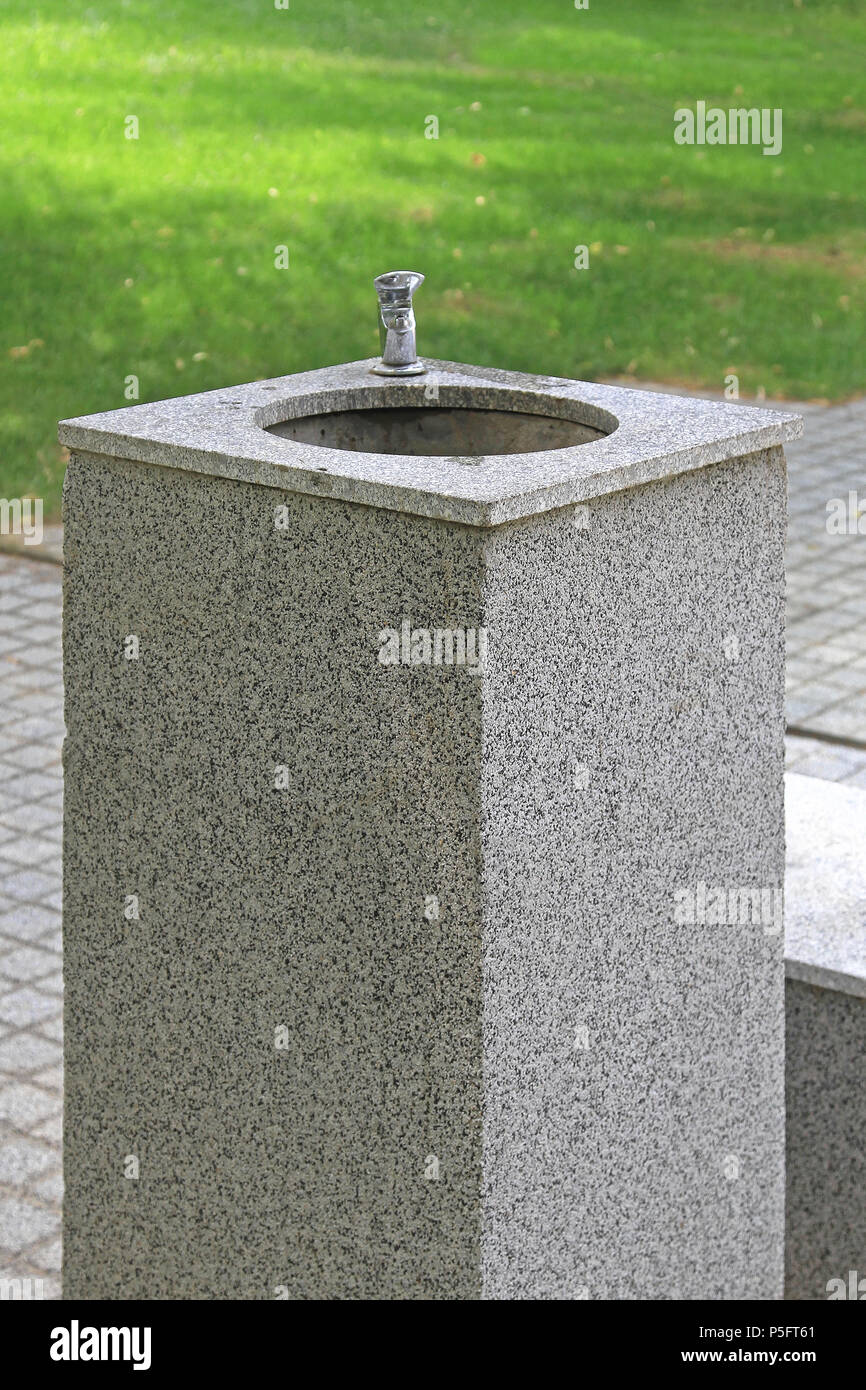 Outdoor Stein Podest Trinkbrunnen in Park Stockfotografie - Alamy