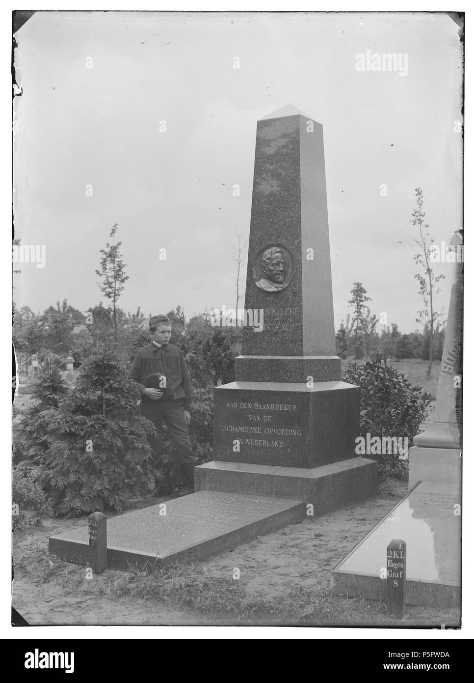 N/A. Deutsch: Beschreibung Amsteldijk 273 Begraafplaats Zorgvlied grafmonument van het dr Met. G.A.N. Allebé (in Leven geneesheer). Documenttype foto Vervaardiger Olie'', Jacob (1834-1905) Collectie Collectie Jakob Olie Jbz. Mei 1894 Datering Geportretteerde Allebé Geografische naam Amsteldijk'', G.A.N. (Gerard'', 1810-1892) Inventarissen Http://stadsarchief.amsterdam.nl/archief/10019 Afbeeldingsbestand 010019001843 erzeugt mit Dememorixer. Mai 1894. Jakob Olie (1834-1905) Alternative Namen Jakob Olie Jbz. Jakob Olie Jbzn. Beschreibung der niederländische Fotograf Geburtsdatum/de Stockfoto