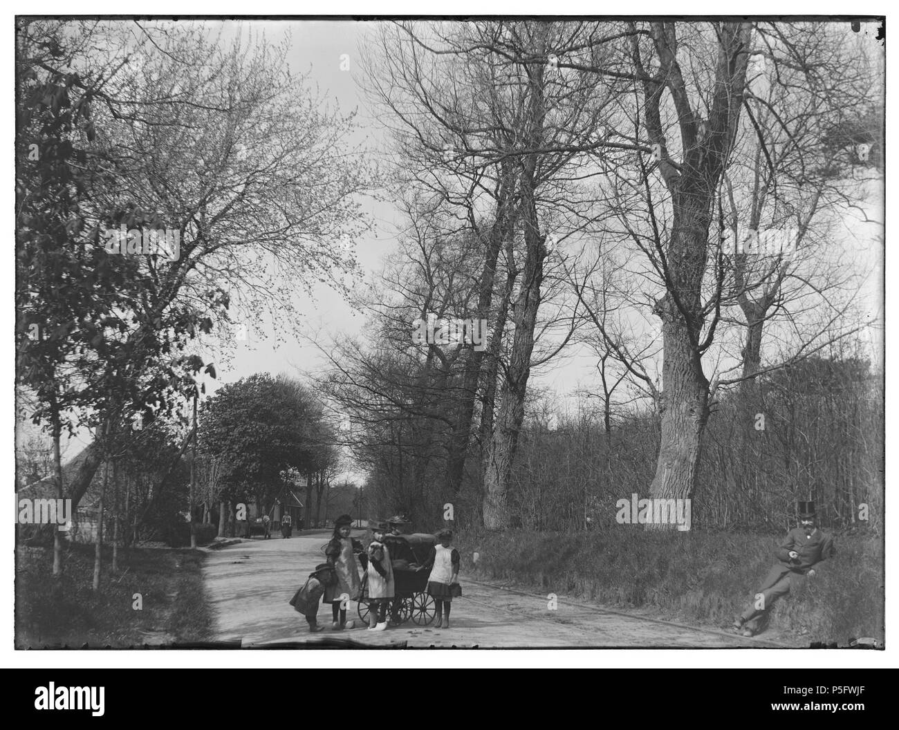 N/A. Deutsch: Beschreibung Bennebroek Rijksstraatweg bij Café Berg en Dal. Meisjes Groepje rond een Kinderwagen en in de berm Jan Blomberg hoge gehackt. Documenttype foto Vervaardiger Olie'', Jacob (1834-1905) Collectie Collectie Jakob Olie Jbz. Datering 4 mei 1895 Inventarissen Http://stadsarchief.amsterdam.nl/archief/10019 Afbeeldingsbestand 010019001857 erzeugt mit Dememorixer. 4. Mai 1895. Jakob Olie (1834-1905) Alternative Namen Jakob Olie Jbz. Jakob Olie Jbzn. Beschreibung der niederländische Fotograf Geburtsdatum / Tod 19. Oktober 1834 25. April 1905 Ort der Geburt / Todes Stockfoto