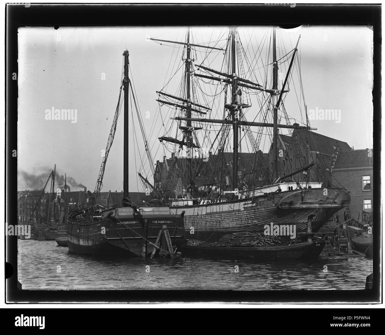 N/A. Deutsch: Beschreibung Bickersgracht Scheepswerf Spijker'', Bickersgracht nr. 40'', gezien Prinseneiland panden naar aan. Links: Haarlemmer Houttuinen Documenttype foto Vervaardiger Olie'', Jacob (1834-1905) Collectie Collectie Jakob Olie Jbz. Datering 20 Februar 1896 Geografische naam Bickersgracht Inventarissen Http://stadsarchief.amsterdam.nl/archief/10019 Afbeeldingsbestand10019A 000602 mit Dememorixer generiert. 20. Februar 1896. Jakob Olie (1834-1905) Alternative Namen Jakob Olie Jbz. Jakob Olie Jbzn. Beschreibung der niederländische Fotograf Geburtsdatum / Tod 19. Oktober Stockfoto