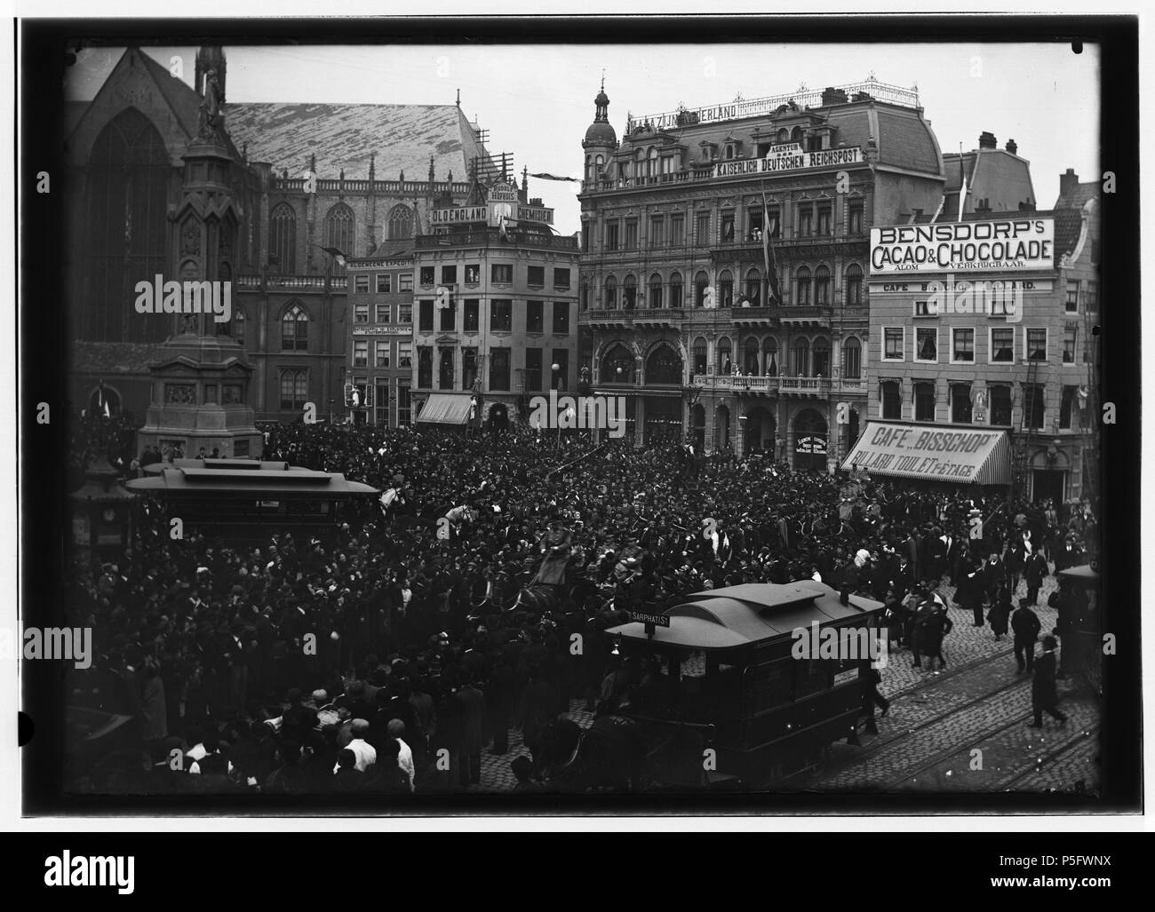 N/A. Deutsch: Beschreibung Dam-noordzijde Mensenmenigte bij het bezoek van Koningin Wilhelmina en Koningin - moeder Emma. Documenttype foto Vervaardiger Olie'', Jacob (1834-1905) Collectie Collectie Jakob Olie Jbz. Datering 25 April 1896 Geografische naam Damm Inventarissen Http://stadsarchief.amsterdam.nl/archief/10019 Afbeeldingsbestand10019A000002 mit Dememorixer generiert. 25. April 1896. Jakob Olie (1834-1905) Alternative Namen Jakob Olie Jbz. Jakob Olie Jbzn. Beschreibung der niederländische Fotograf Geburtsdatum / Tod 19. Oktober 1834 25. April 1905 Ort der Geburt / Todes Amster Stockfoto