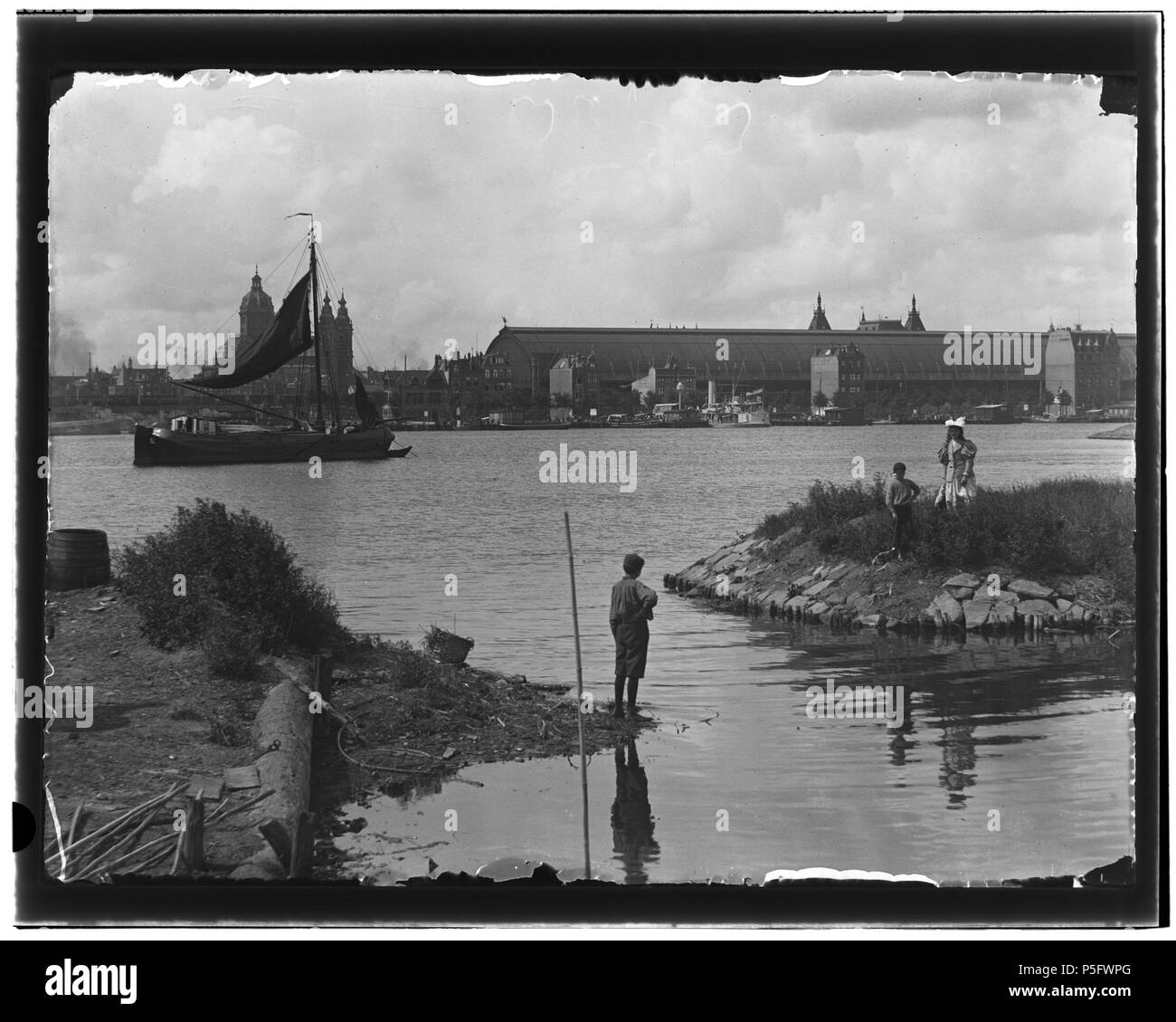 N/A. Deutsch: Beschreibung Afgesloten IJ Gezien naar de De Ruijterkade en overkapping van het Centraal Station. Links: Oostertoegang en R.k. Sint Nicolaaskerk, Prins Hendrikkade 73. Documenttype foto Vervaardiger Olie, Jacob (1834-1905) Collectie Collectie Jakob Olie Jbz. Datering 12 augustus 1896 Geografische naam IJ Inventarissen Http://stadsarchief.amsterdam.nl/archief/10019 Afbeeldingsbestand10019A 001212 mit Dememorixer generiert. 12. August 1896. Jakob Olie (1834-1905) Alternative Namen Jakob Olie Jbz. Jakob Olie Jbzn. Beschreibung der niederländische Fotograf Geburtsdatum / Tod Stockfoto