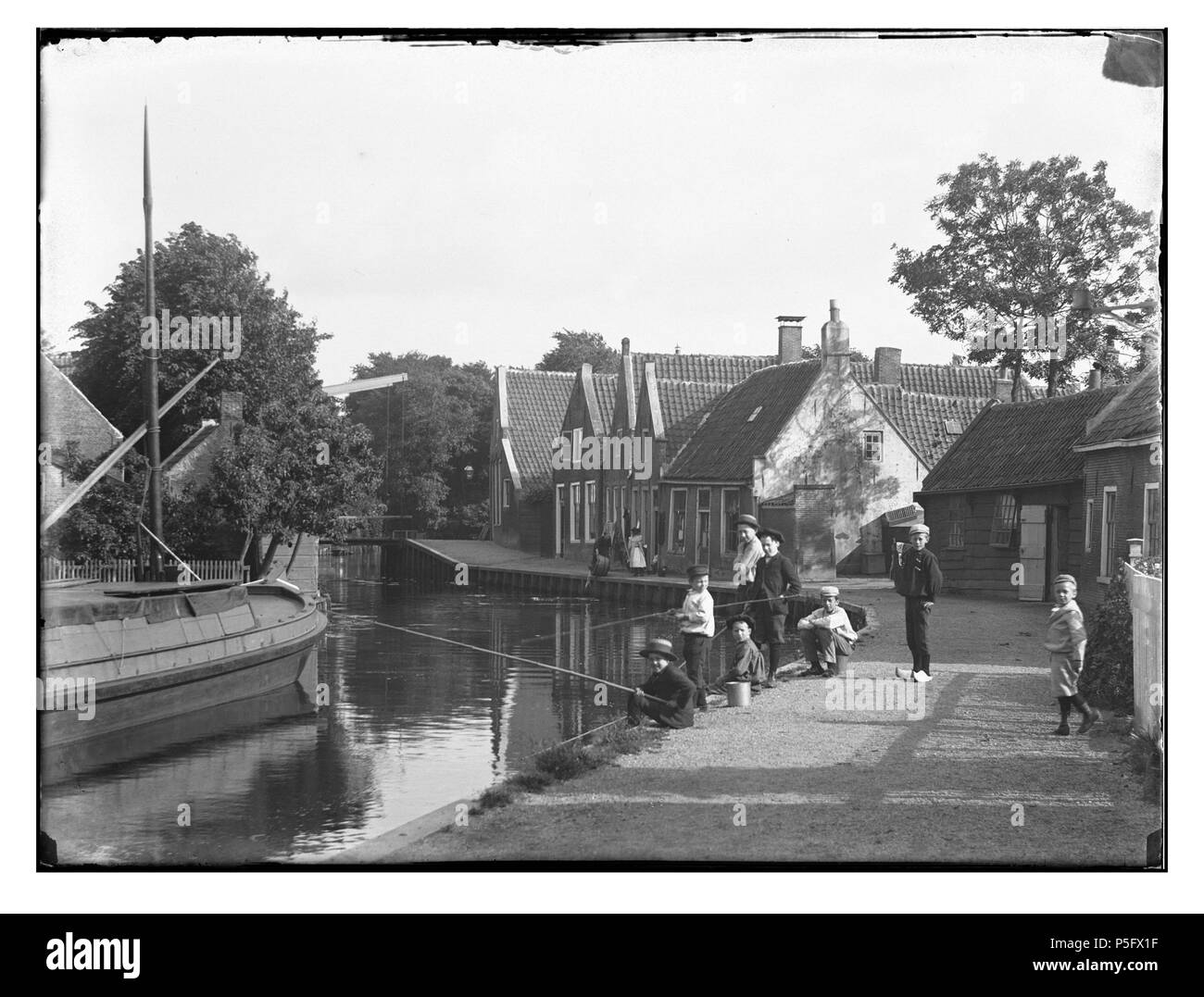 N/A. Deutsch: Beschreibung Abcoude Voordijk bij Heinkuitenbrug Documenttype foto Vervaardiger Olie, Jacob (1834-1905) Collectie Collectie Jakob Olie Jbz. 24 Juni 1898 Datering Inventarissen Http://stadsarchief.amsterdam.nl/archief/10019 Afbeeldingsbestand 010019001639 erzeugt mit Dememorixer. 24. Juni 1898. Jakob Olie (1834-1905) Alternative Namen Jakob Olie Jbz. Jakob Olie Jbzn. Beschreibung der niederländische Fotograf Geburtsdatum / Tod 19. Oktober 1834 25. April 1905 Ort der Geburt / Todes Amsterdam Amsterdam arbeiten Zeitraum 1847-1905 Arbeit Standort Amsterdam (1847-1905), Abcoude ( Stockfoto