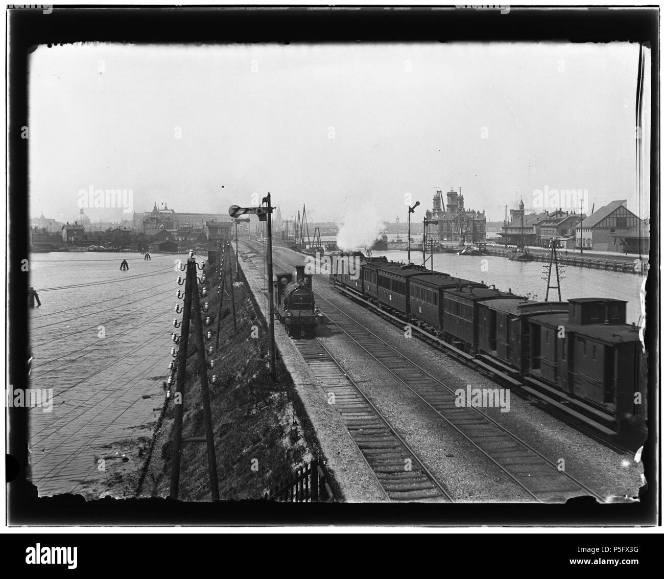 N/A. Deutsch: Beschreibung Dijksgracht (links) Gezien from luchtbrug spoorwegovergang Mariniersplein. Op de spoorbaan een trein van de H.S.M. Op de Achtergrond ist het Centraal Station (ged. rechts). Rechts ist de Binnenhaven en Gebouw KNMI'', Oostelijke Handelskade. Documenttype foto Vervaardiger Olie'', Jacob (1834-1905) Collectie Collectie Jakob Olie Jbz. Datering 6 Juni 1899 Geografische naam Dijksgracht Inventarissen Http://stadsarchief.amsterdam.nl/archief/10019 Afbeeldingsbestand10019A 000500 mit Dememorixer generiert. Vom 6. Juni 1899. Jakob Olie (1834-1905) Alternative nam Stockfoto