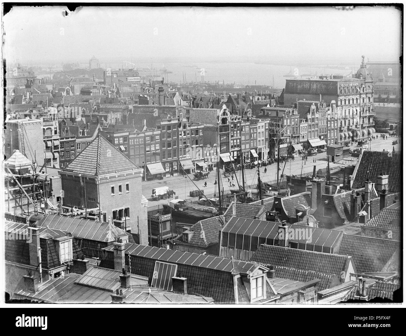 N/A. Deutsch: Beschreibung Damrak 1 t/m 18 (v. r. n. l.) noordwestelijke Gezien in Richting met Op de voorgrond de Koopmansbeurs in aanbouw. Uiterst rechts ist een gedeelte van het Centraal Station met links daarvan Het IJ. Documenttype foto Vervaardiger Olie'', Jacob (1834-1905) Collectie Collectie Jakob Olie Jbz. Datering 18 Juli 1900 Geografische naam Damrak Inventarissen Http://stadsarchief.amsterdam.nl/archief/10019 Afbeeldingsbestand 010019001300 erzeugt mit Dememorixer. 18. Juli 1900. Jakob Olie (1834-1905) Alternative Namen Jakob Olie Jbz. Jakob Olie Jbzn. Beschreibung Stockfoto