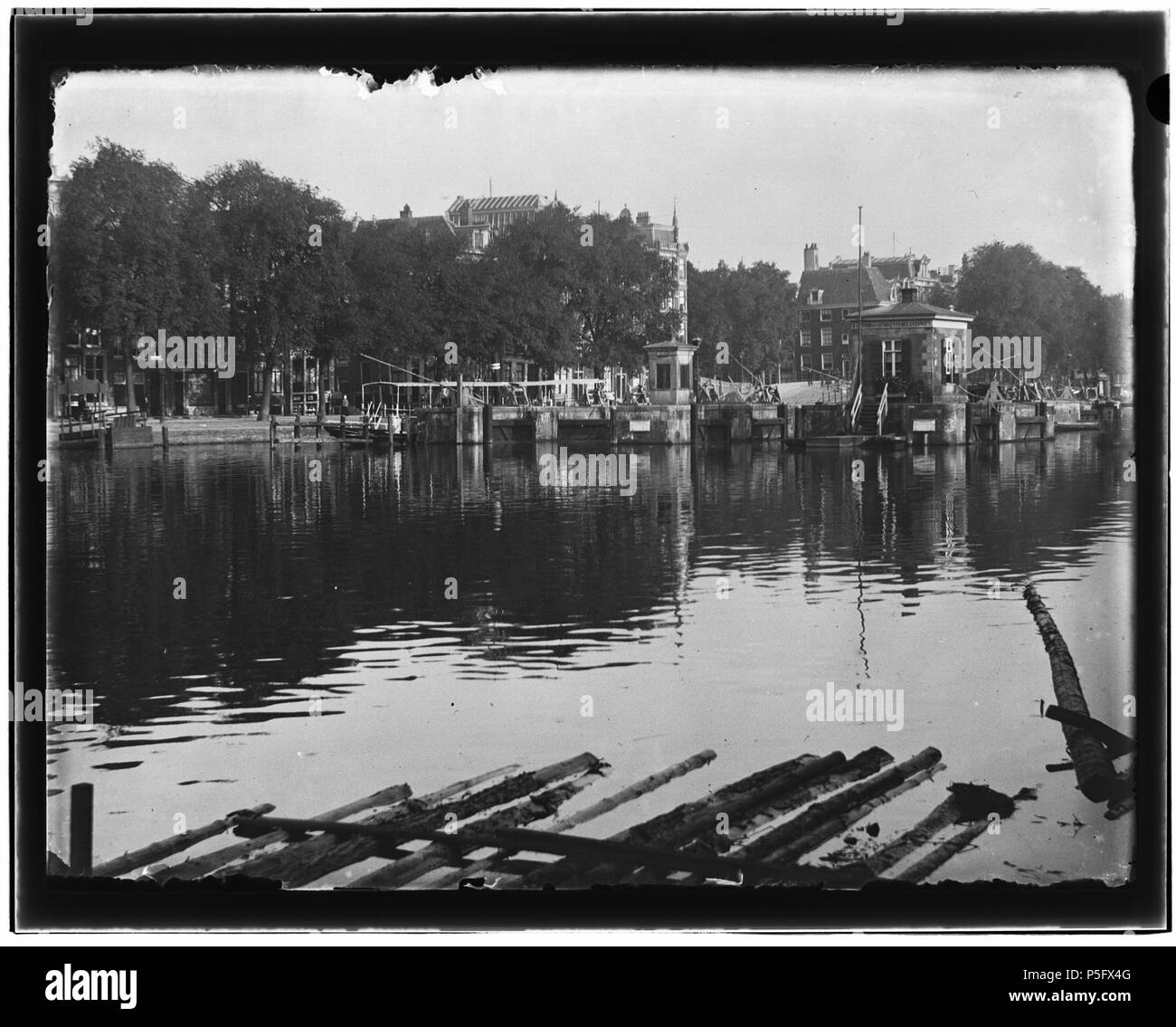 N/A. Deutsch: Beschreibung Amstel 286 t/m 312 (v. r. n. l.) Gezien in noordelijke Richting tussen Achtergracht/Utrechtsedwarsstraat/hoek Prinsengracht met Brug nr.76. Op de voorgrond de Amstelsluizen. Documenttype foto Vervaardiger Olie'', Jacob (1834-1905) Collectie Collectie Jakob Olie Jbz. Datering 20 Juli 1900 Geografische naam Amstel Inventarissen Http://stadsarchief.amsterdam.nl/archief/10019 Afbeeldingsbestand10019A 000302 mit Dememorixer generiert. 20. Juli 1900. Jakob Olie (1834-1905) Alternative Namen Jakob Olie Jbz. Jakob Olie Jbzn. Beschreibung der niederländische Fotograf Stockfoto