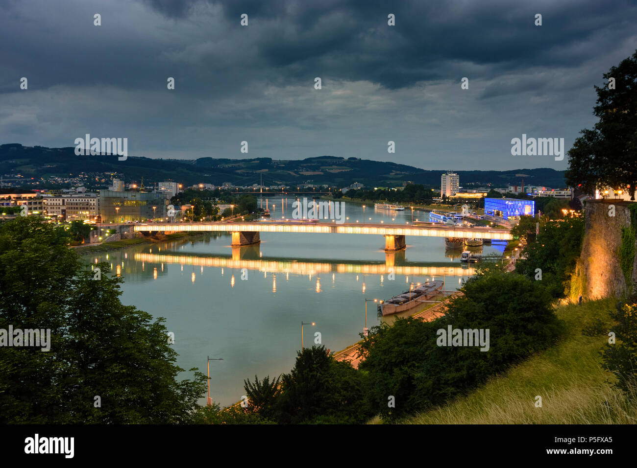 Linz: Donau, Brücke Nibelungenbrücke, Schloss (Schloss, rechts), Kreuzfahrtschiff, Lentos Kunstmuseum in Österreich, Oberösterreich, Oberösterreich, Zentra Stockfoto