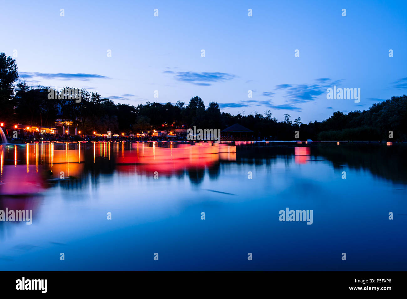 Möchten Laternen Reflexionen mit brennenden Kerzen an einem See auf dem Sommer Nacht. Lange Belichtungszeiten. Stockfoto