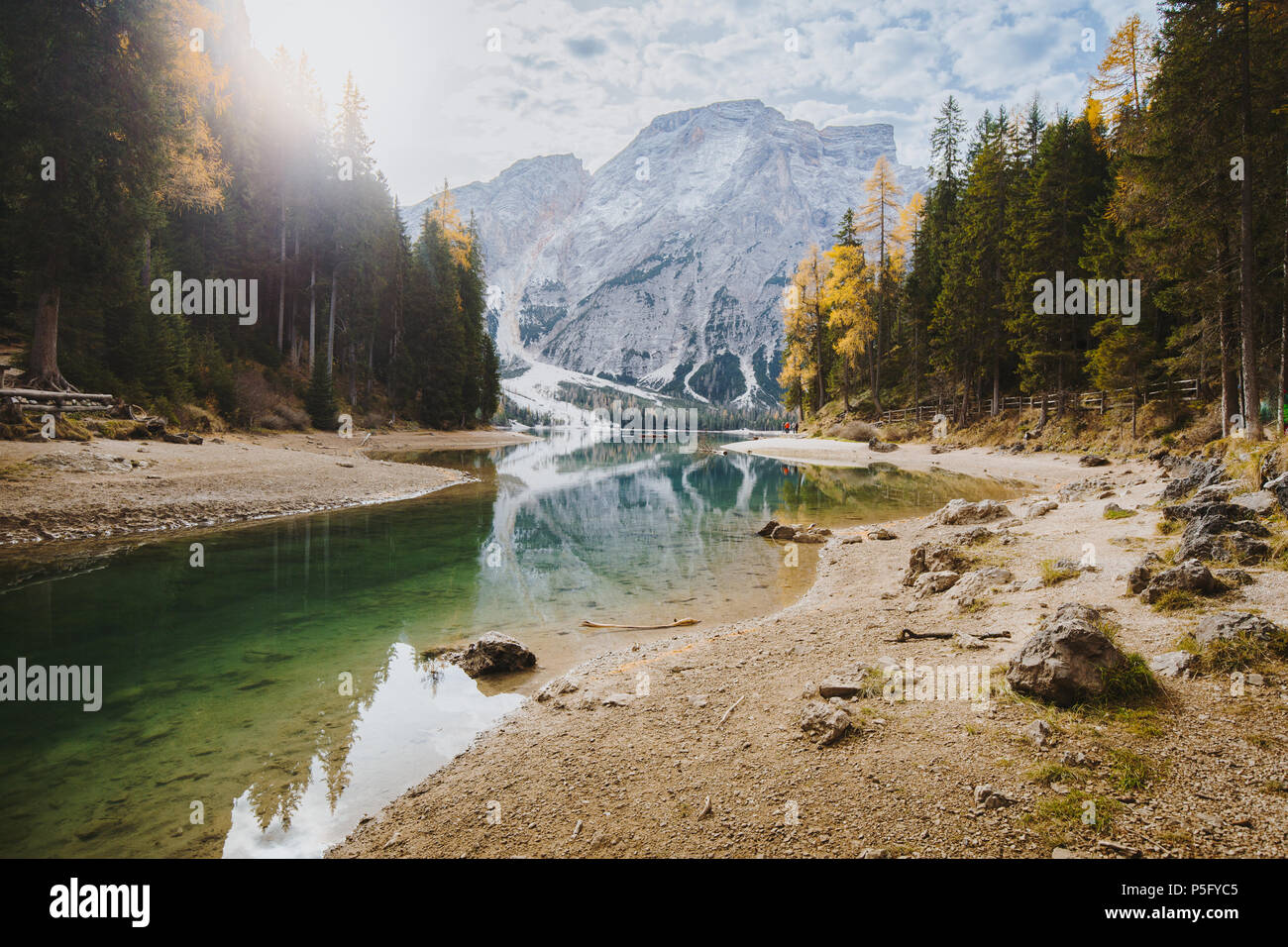 Einen malerischen Blick auf die herrliche Berglandschaft an der berühmten Lago di Braies mit Dolomiten Bergspitzen in ruhigem Wasser reflektiert, Südtirol, Italien Stockfoto