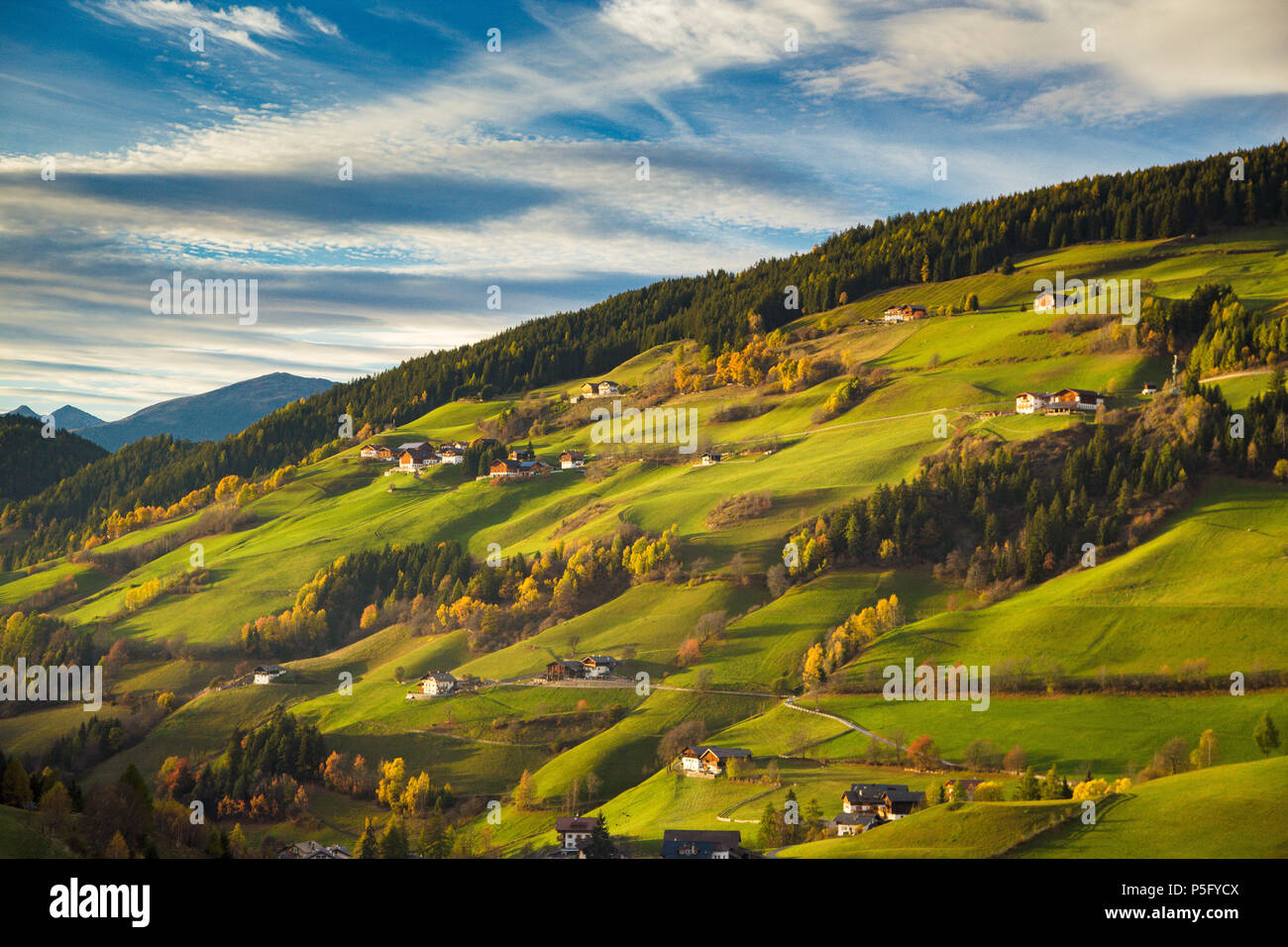 Wunderschöne Aussicht auf idyllischen Berglandschaft mit grünen Wiesen in den Dolomiten im schönen goldenen Abendlicht bei Sonnenuntergang, Val di Funes, Südtirol, Stockfoto