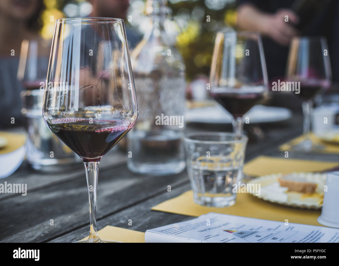 Rotwein und einer Auswahl an Käse auf einem Weingut in der Toskana Stockfoto