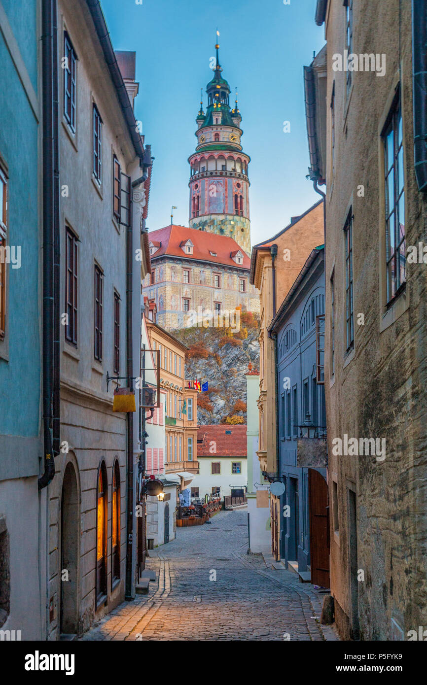 Schöne Gasse Szene mit Cesky Krumlov im Hintergrund das Schloss in der historischen Stadt Cesky Krumlov in der Morgendämmerung in der Morgendämmerung, Tschechische Republik Stockfoto