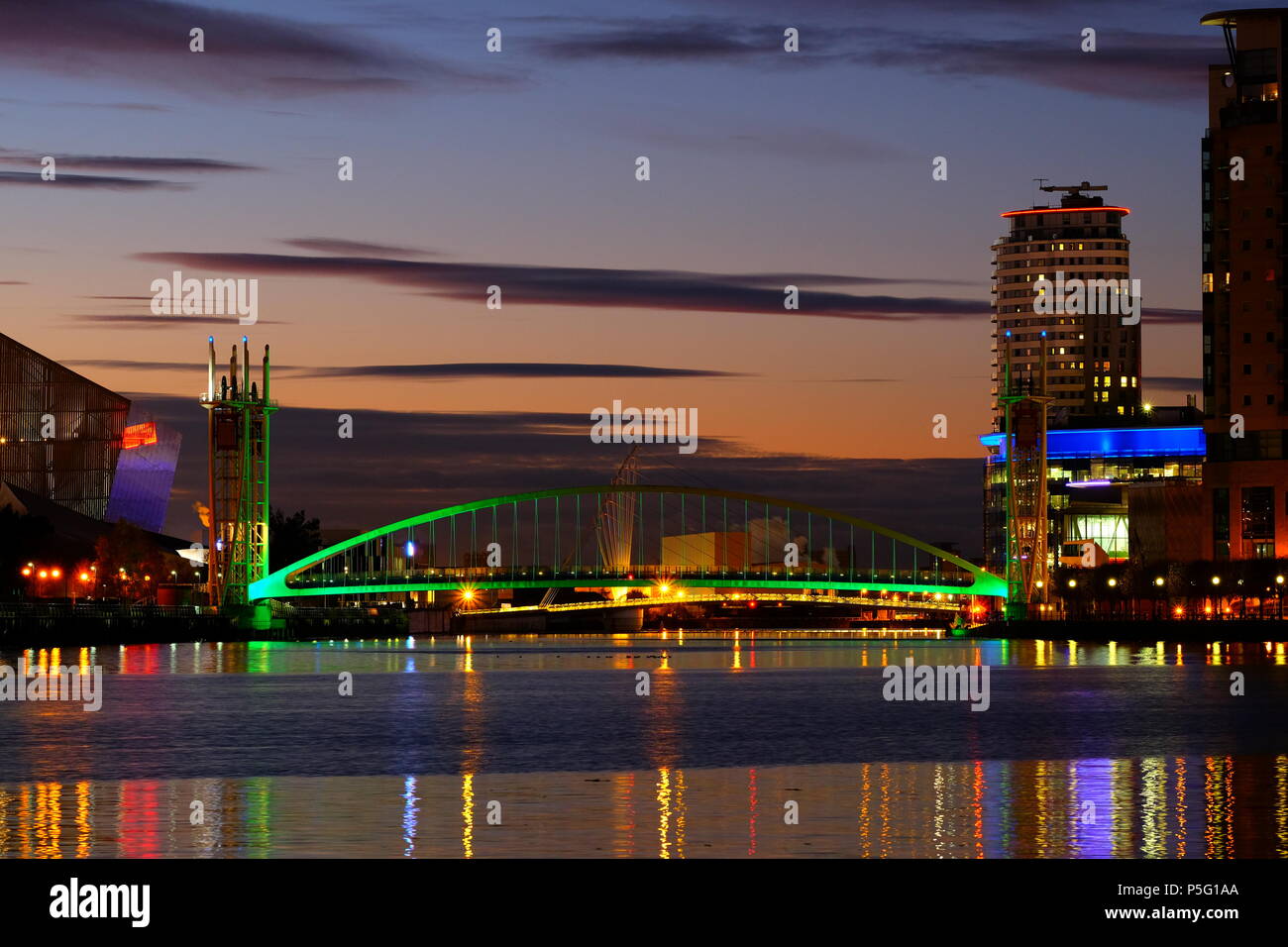 Salford Quays Millennium Fußgängerbrücke bei Sonnenuntergang Stockfoto