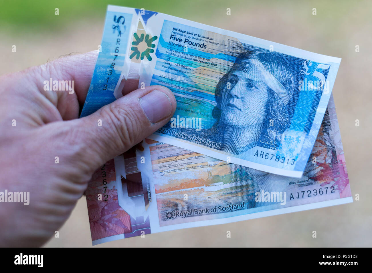 Schottische Papier Währung 5 und 10 Pfund Noten, Royal Bank of Scotland in Mans geführt wird Stockfoto