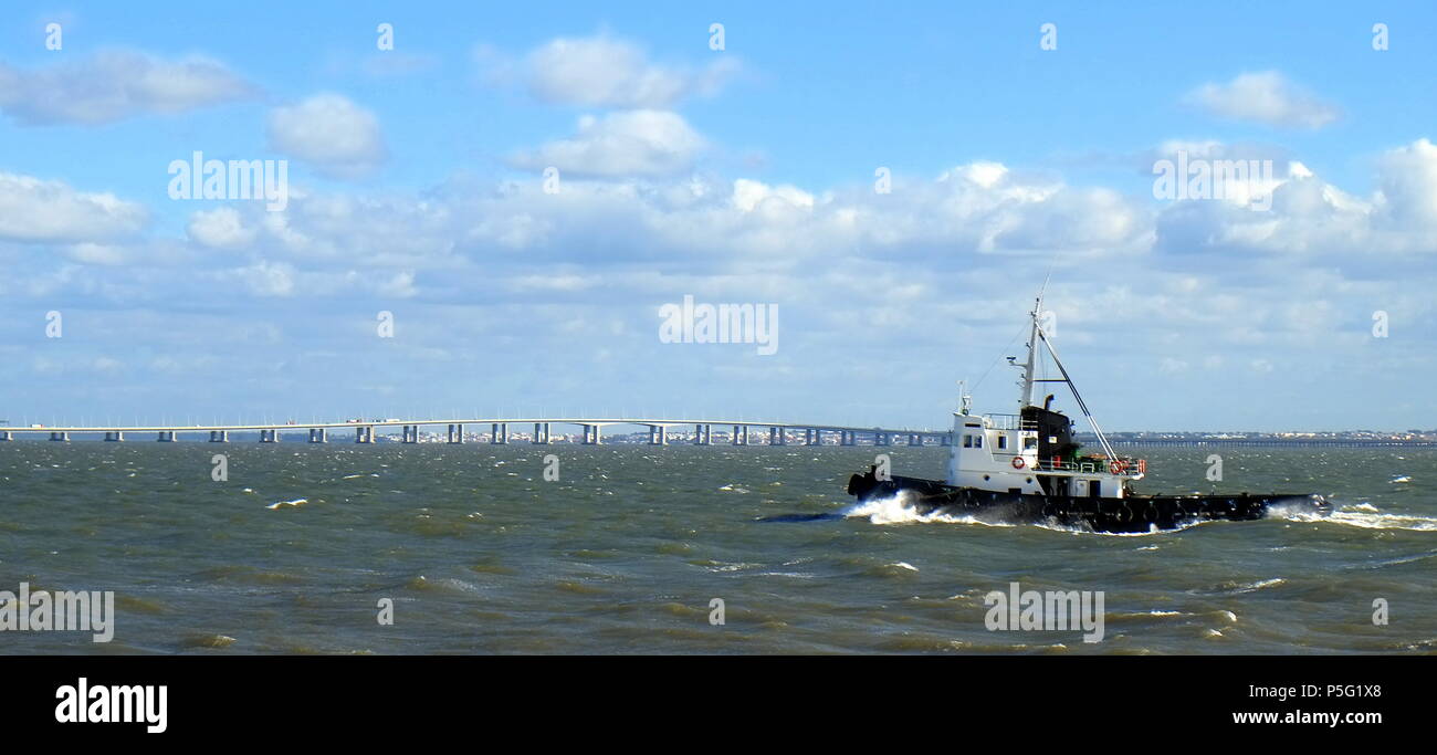 Trawler auf den Tejo in Lissabon Stockfoto