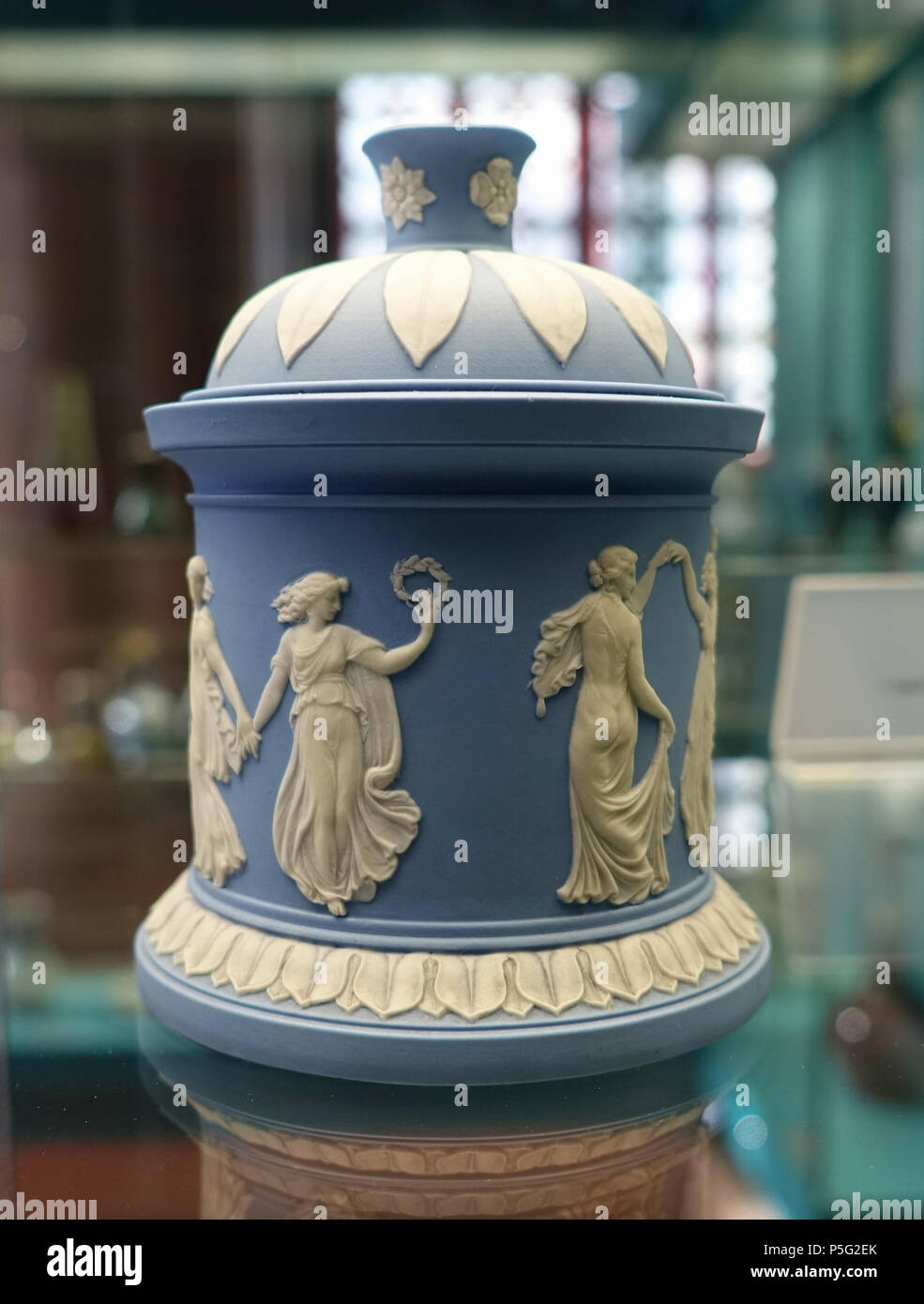 N/A. Englisch: Ausstellung im Germanischen Nationalmuseum Nürnberg, Deutschland. 23 Oktober 2016, 07:53:56. Daderot 387 abgedeckt, Wedgwood jasperware, Etrurien, blau mit Anwendungen - Germanisches Nationalmuseum Nürnberg, Deutschland - DSC 03168 Stockfoto