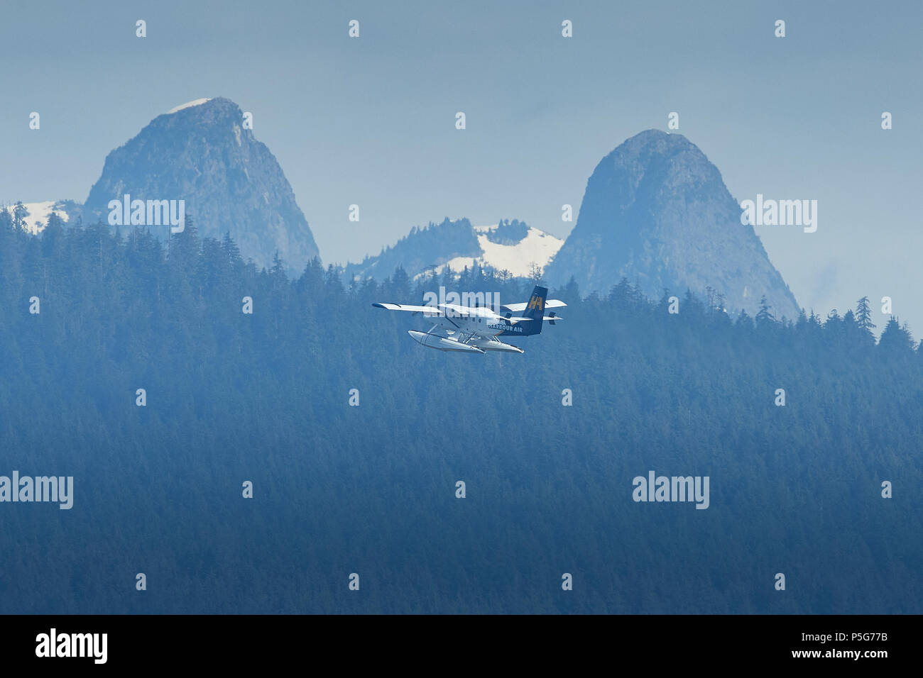 Harbour Air Wasserflugzeuge de Havilland Canada DHC-6 Twin Otter Floatplane, fliegt über die Isolierten kanadischen Outback, British Columbia, Kanada. Stockfoto