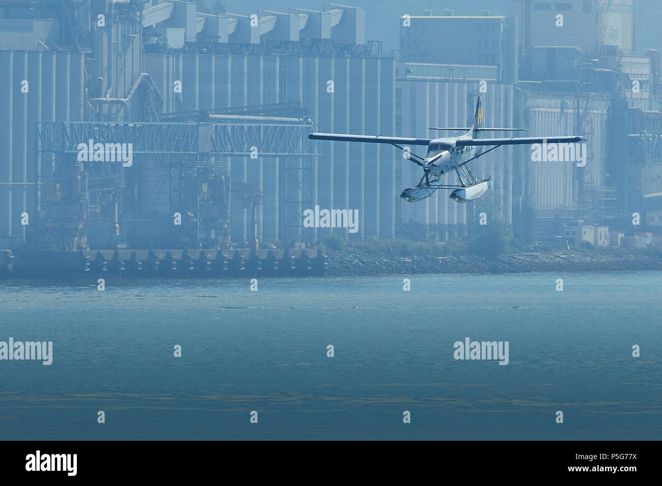 Harbour Air Wasserflugzeuge de Havilland Canada DHC-3-T Turbo Otter Floatplane Landung im Wasser in den Hafen von Vancouver, British Columbia, Kanada. Stockfoto