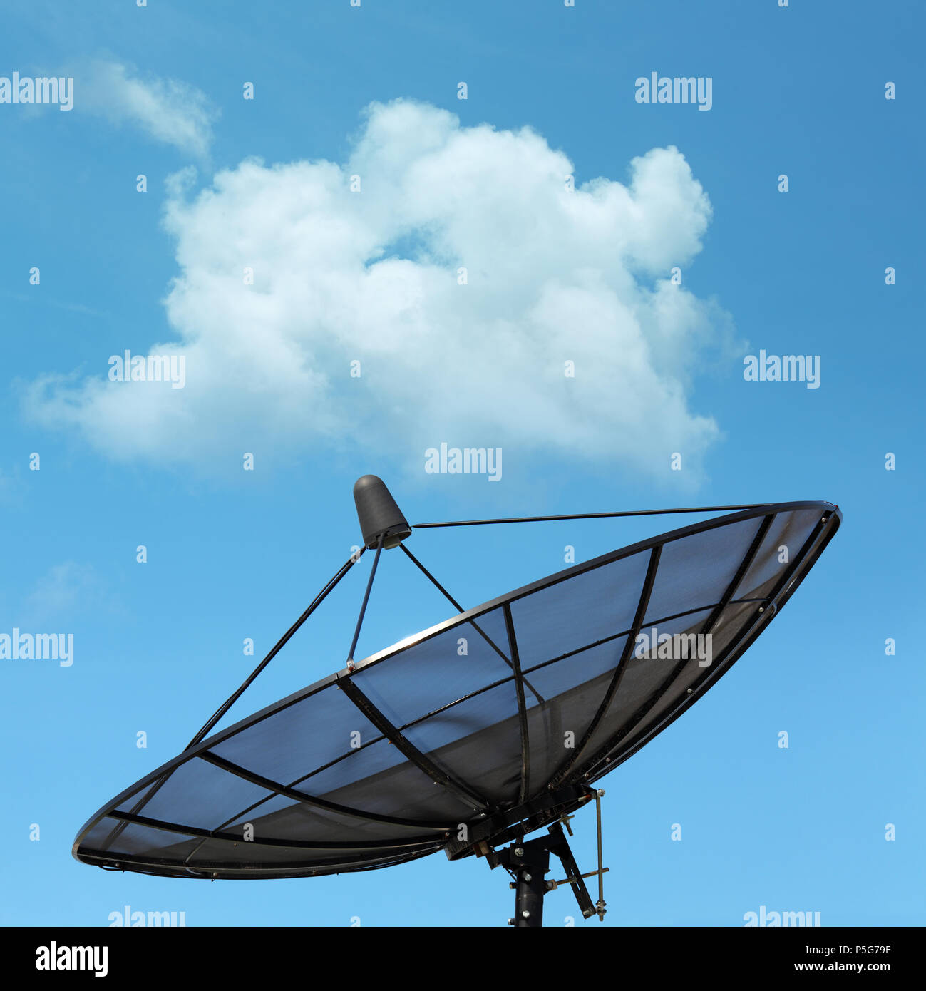 Satellitenschüssel am Haus Dach über dem klaren Himmel Stockfoto