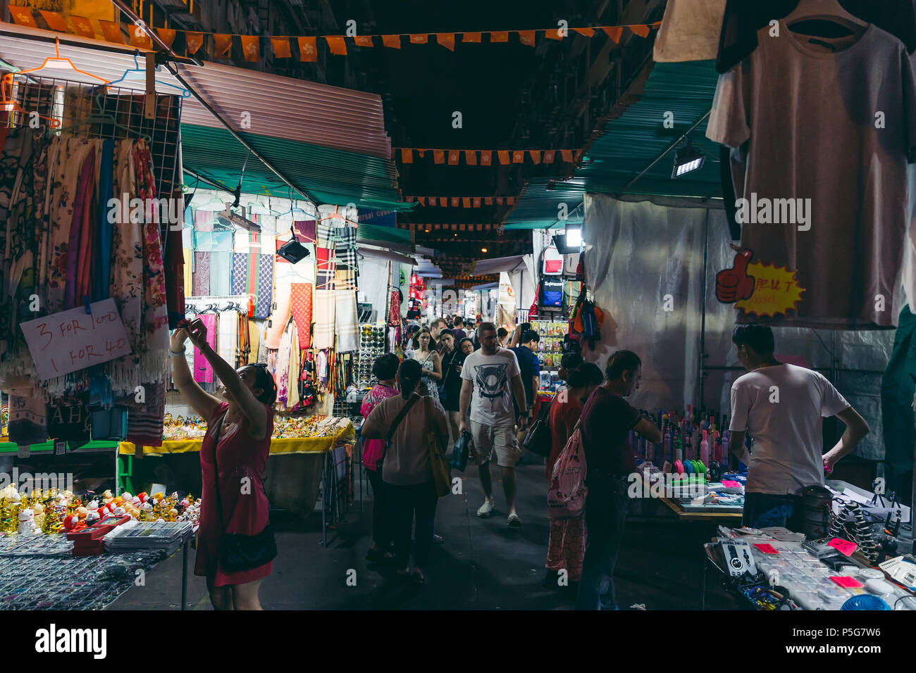 Hongkong - Juni 01, 2018: die Menschen einkaufen bei Temple Street Nacht Markt in Kowloon Hong Kong Stockfoto