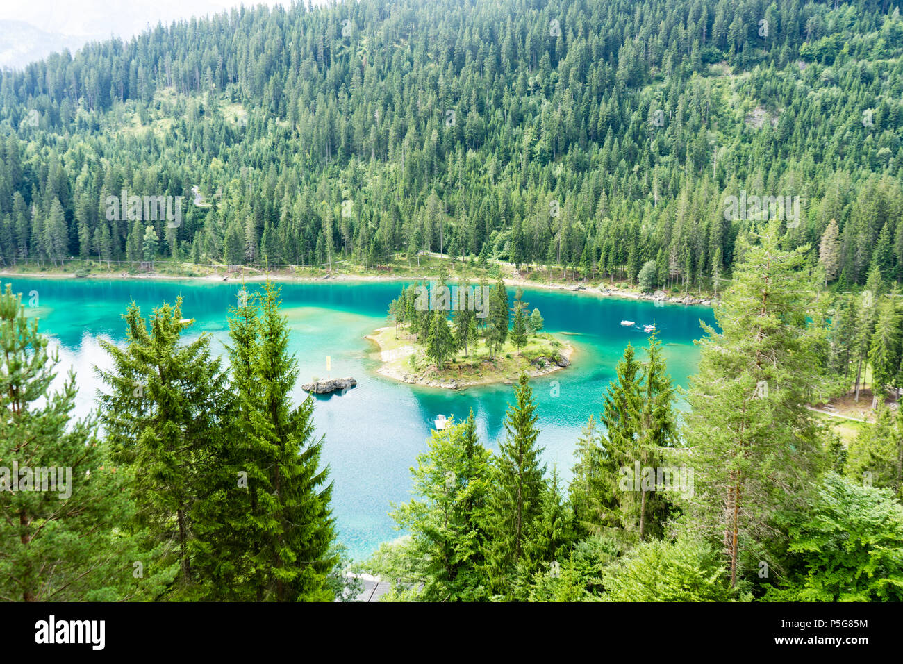 Caumasee in der Schweiz See mit türkisfarbenem Wasser für Wandern und  Schwimmen Stockfotografie - Alamy