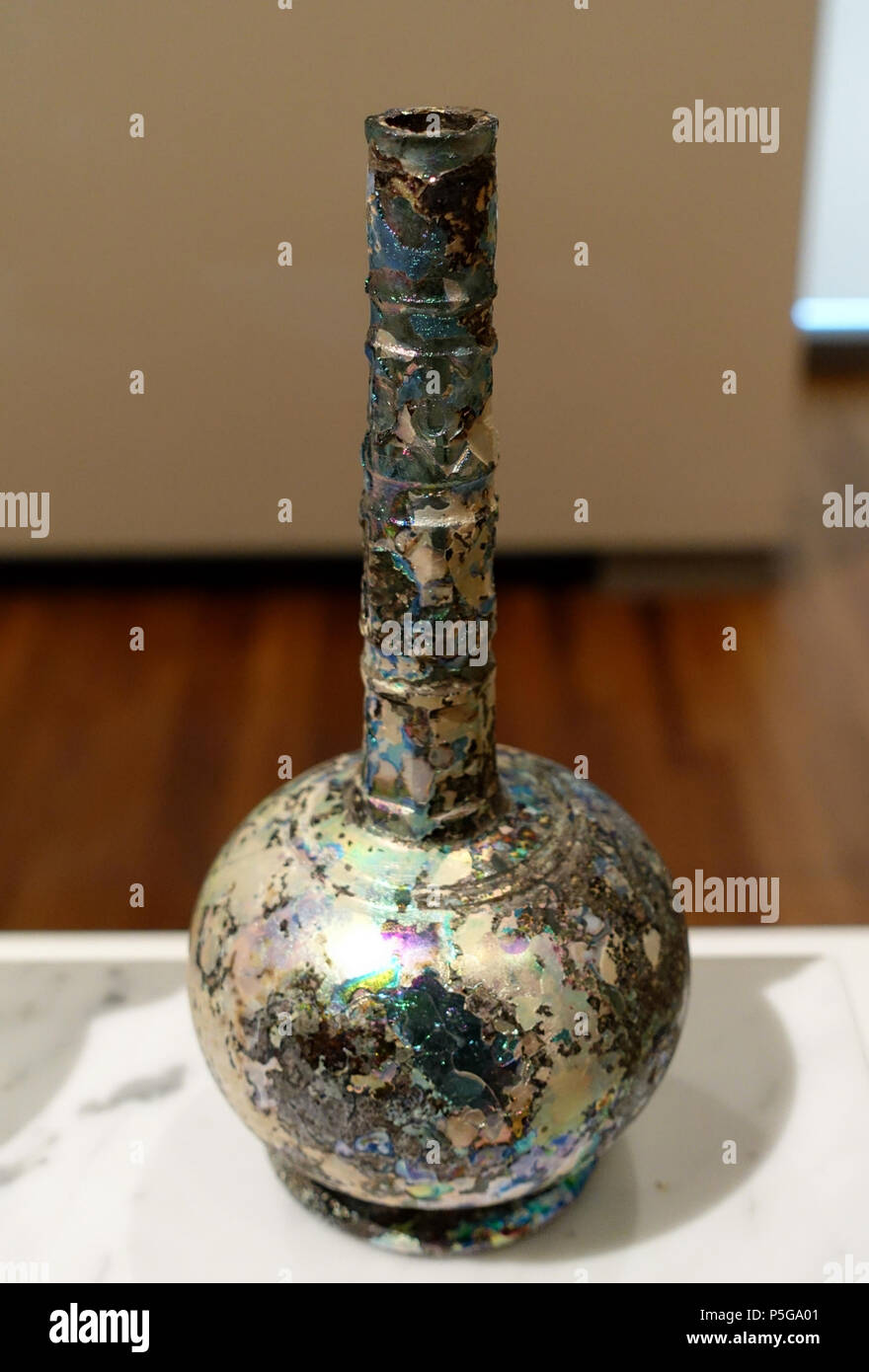 N/A. Englisch: Ausstellung in der Aga Khan Museum - Toronto, Kanada. Diese Arbeit ist alt genug, so dass es im. Wurde die Fotografie im Museum ohne Einschränkung erlaubt. Vom 6. Oktober 2015, 11:48:00. Daderot 431 Dekanter, Iran, 10. bis 11. Jahrhundert, Glas - Aga Khan Museum - Toronto, Kanada - DSC Studio-Ferienwohnung 0103VRBO S Stockfoto